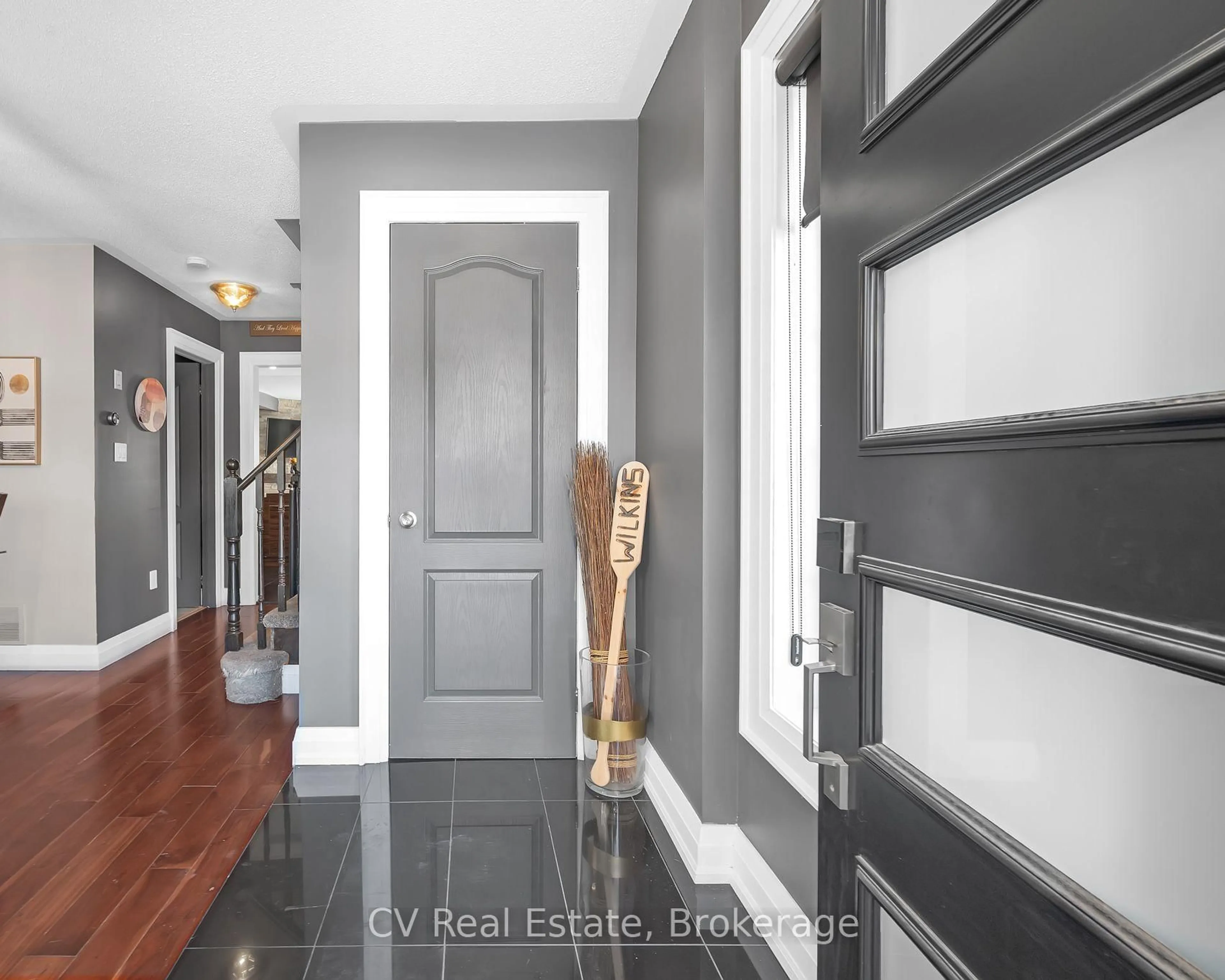 Indoor entryway for 2396 Emerson Dr, Burlington Ontario L7L 7M4
