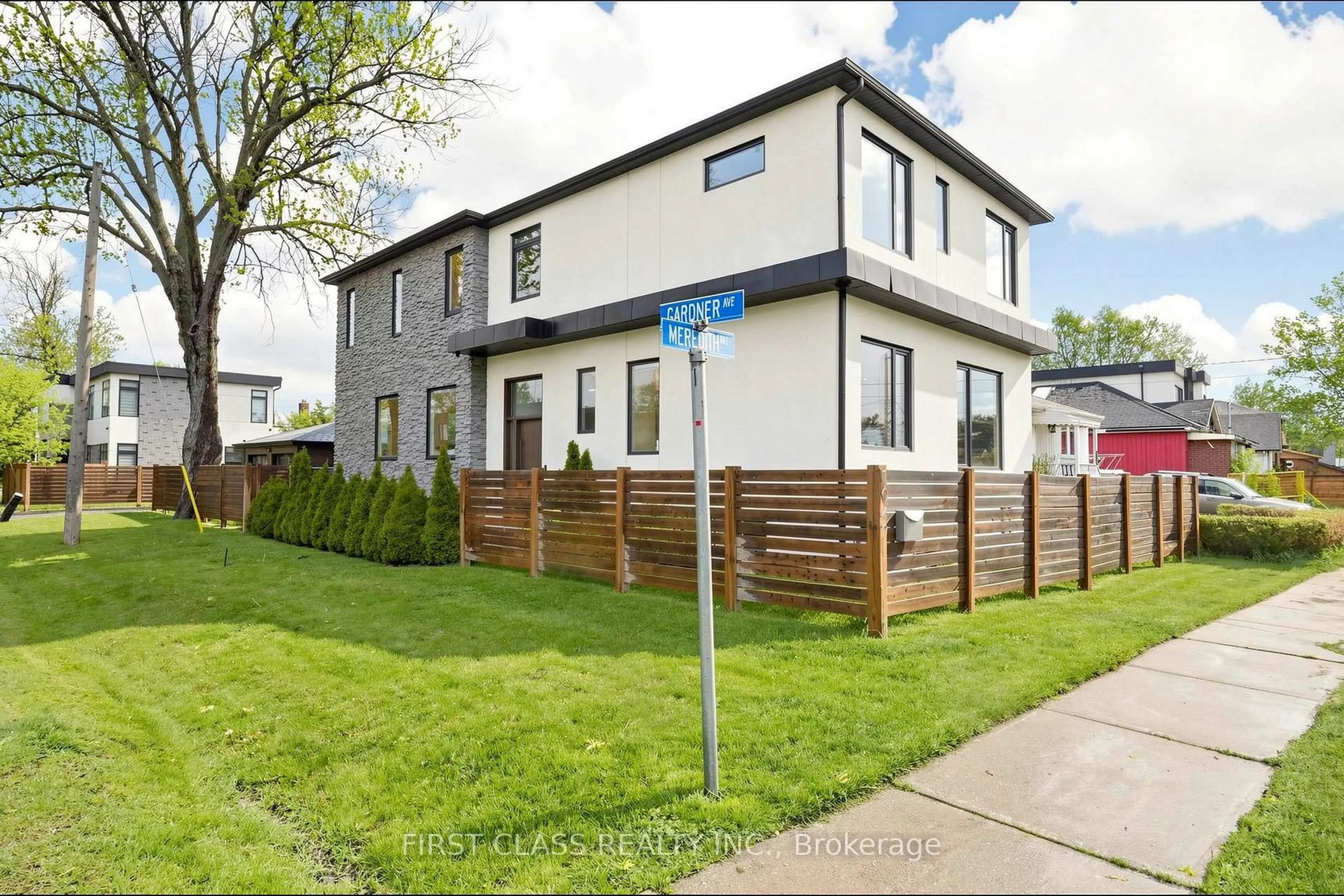 Home with vinyl exterior material, street for 1047 Meredith Ave, Mississauga Ontario L5E 2C6