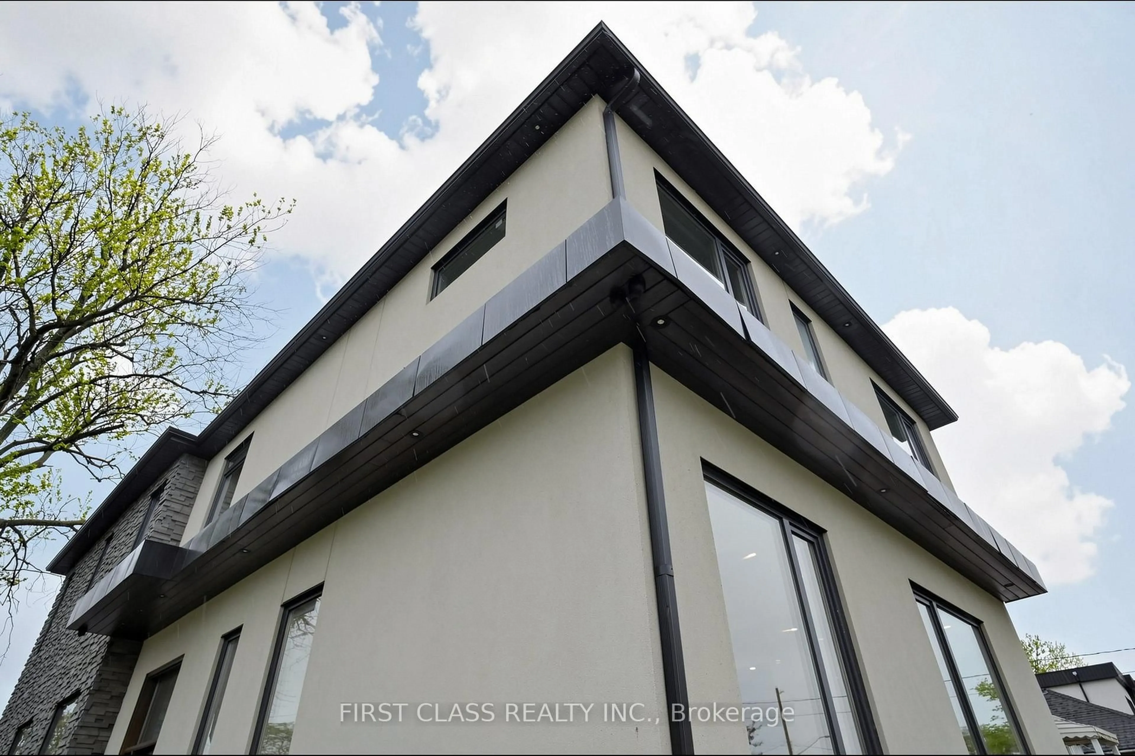 Home with vinyl exterior material, building for 1047 Meredith Ave, Mississauga Ontario L5E 2C6