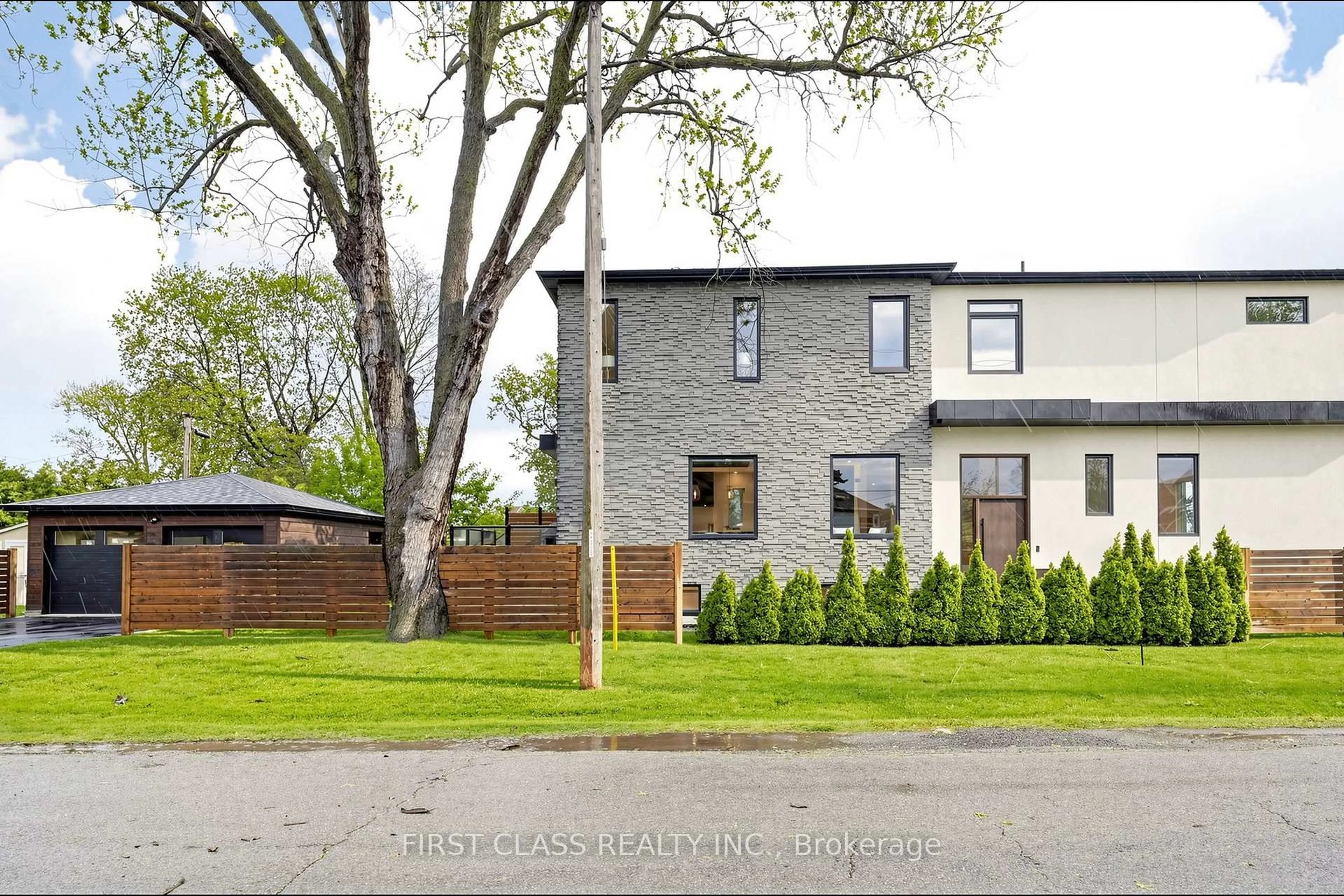 Home with brick exterior material, street for 1047 Meredith Ave, Mississauga Ontario L5E 2C6