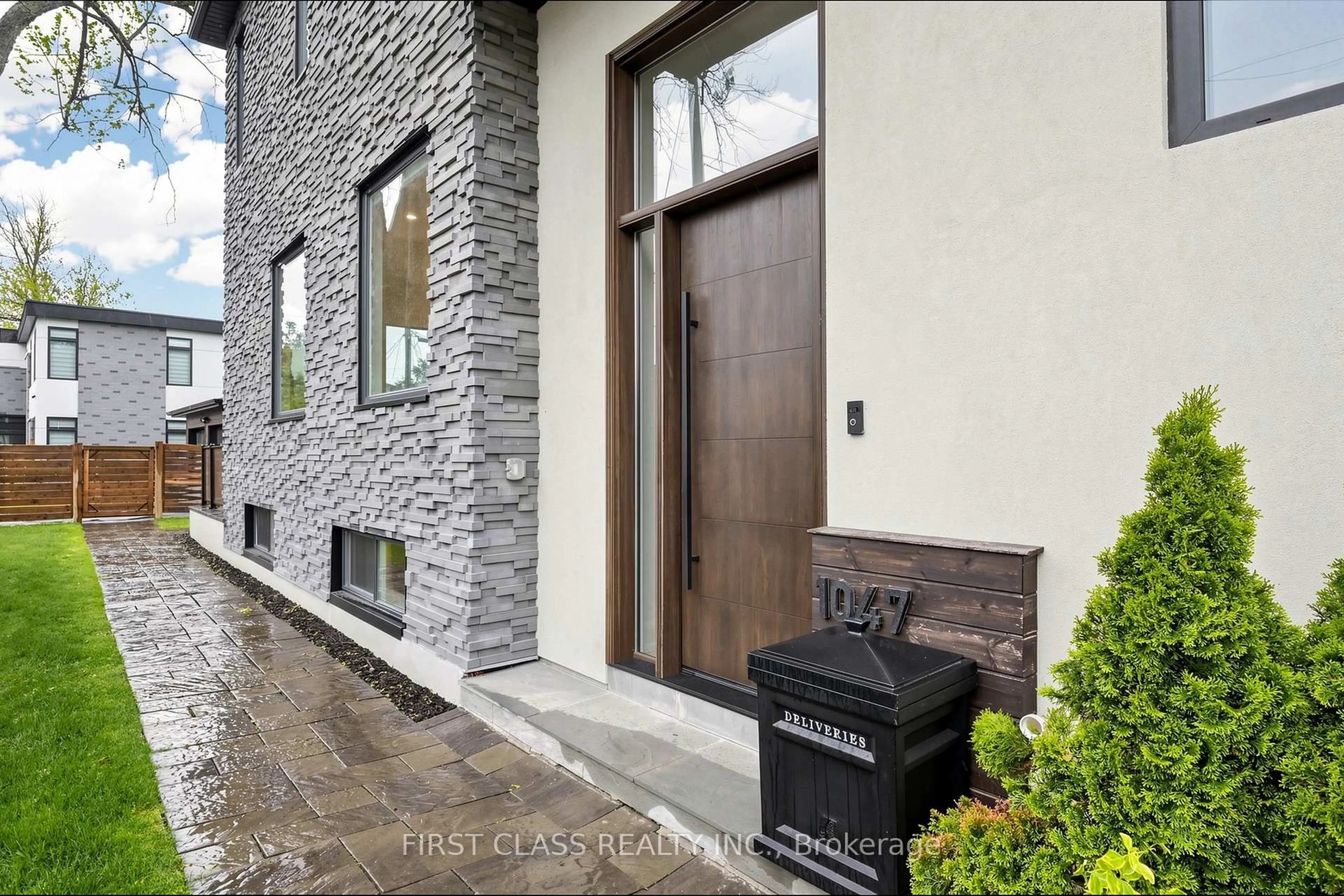 Indoor entryway for 1047 Meredith Ave, Mississauga Ontario L5E 2C6