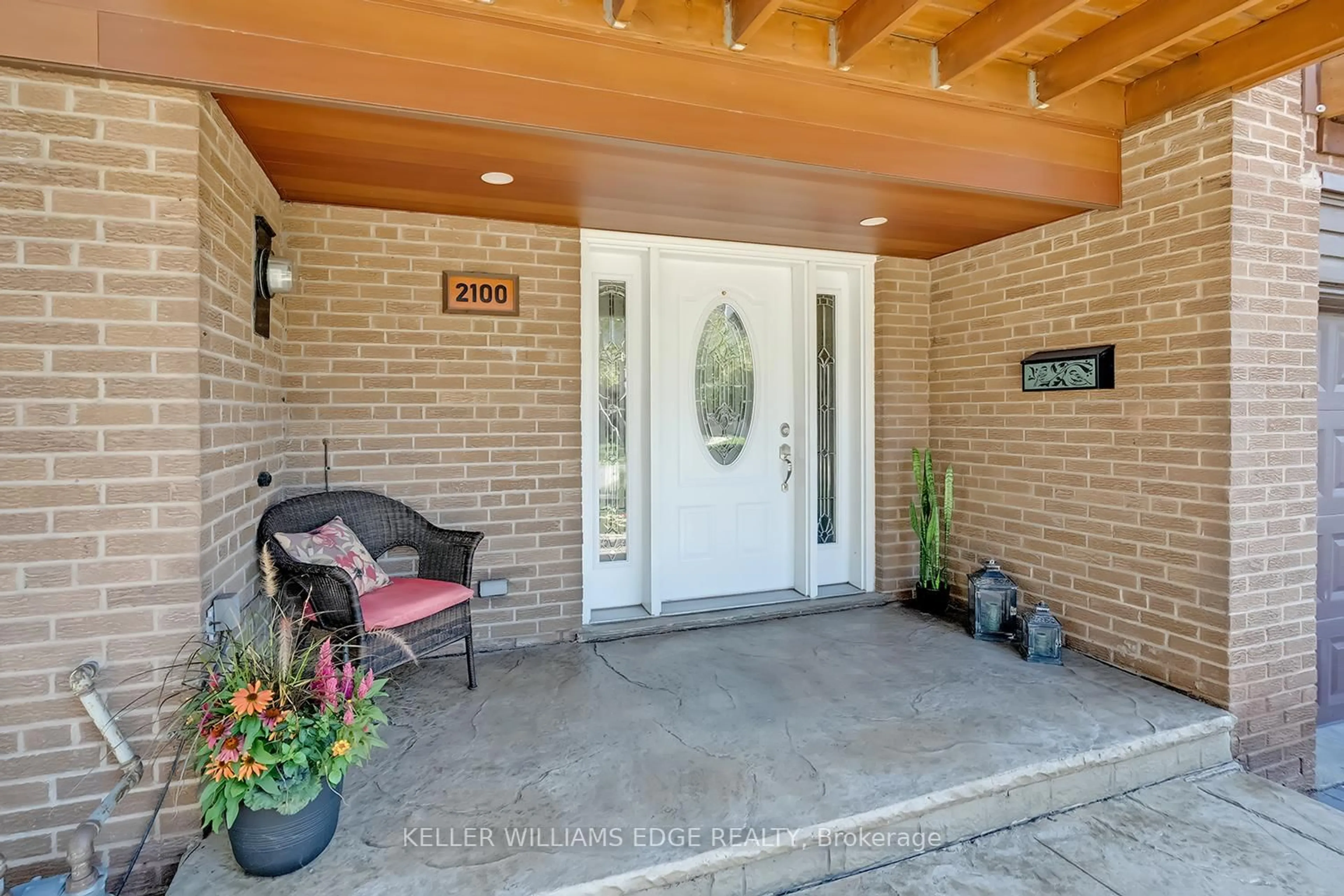 Indoor entryway for 2100 Worthington Dr, Oakville Ontario L6L 1E3