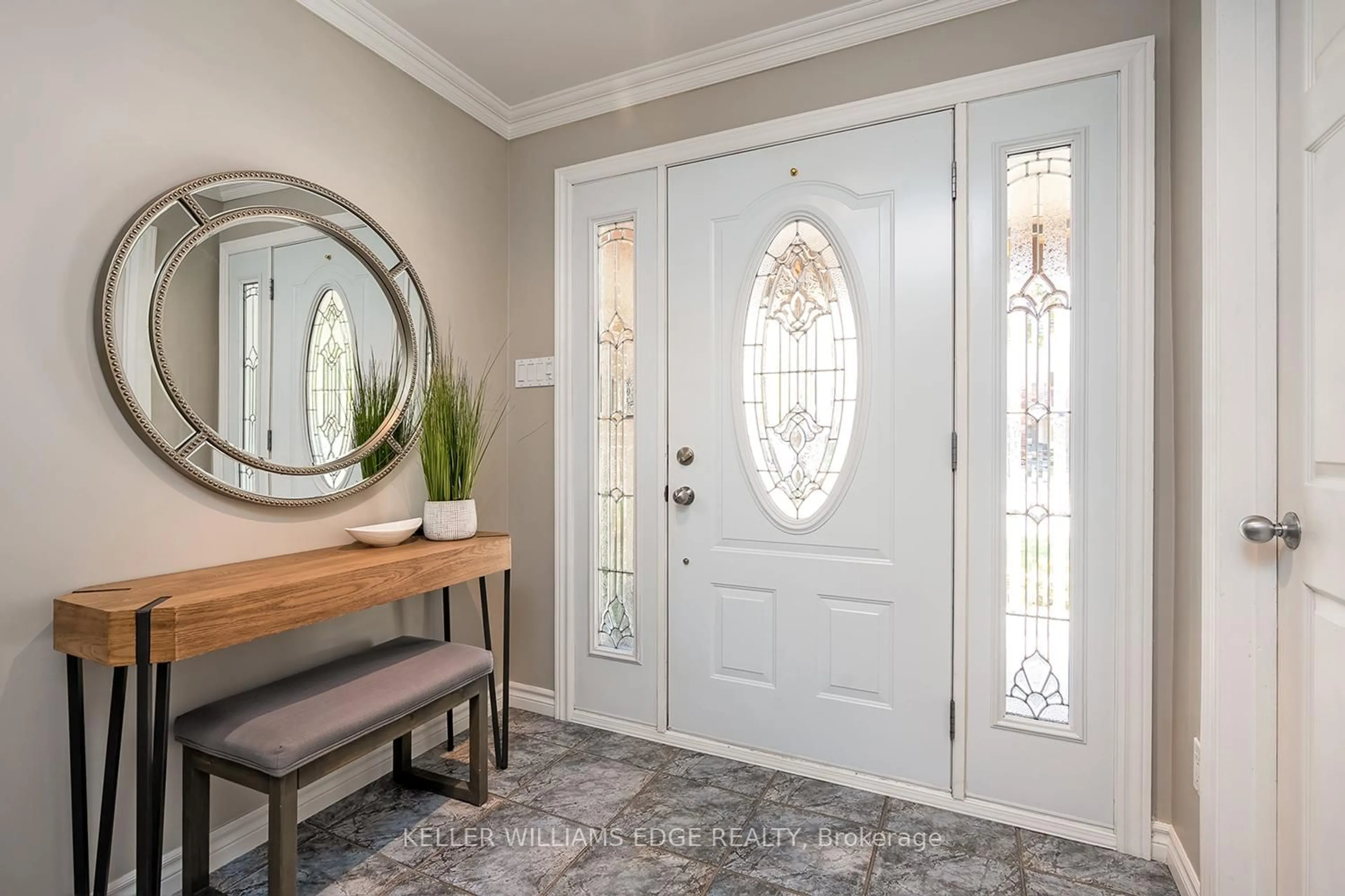 Indoor entryway for 2100 Worthington Dr, Oakville Ontario L6L 1E3