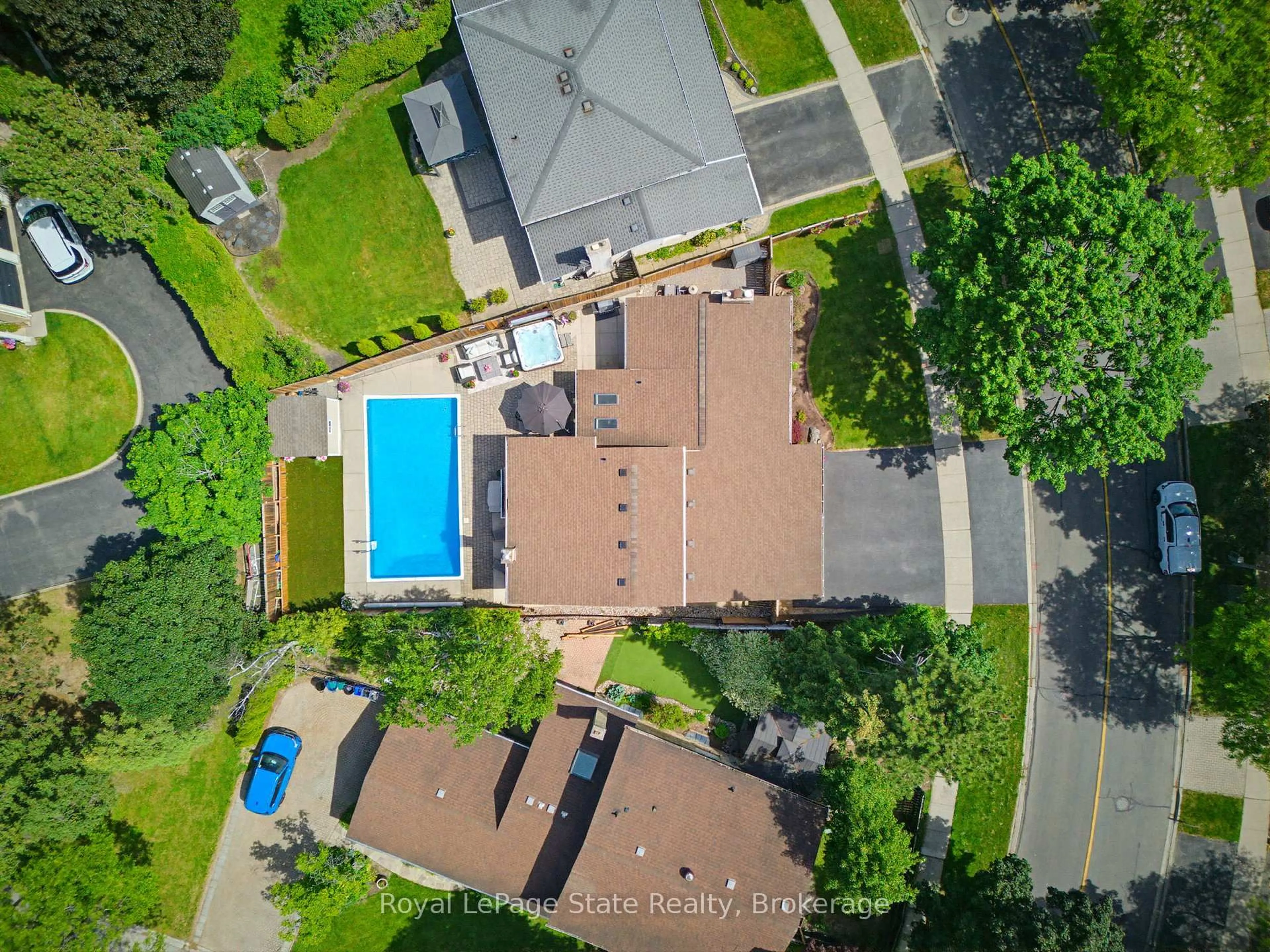 A pic from outside/outdoor area/front of a property/back of a property/a pic from drone, street for 2063 Cavendish Dr, Burlington Ontario L7P 1Y9