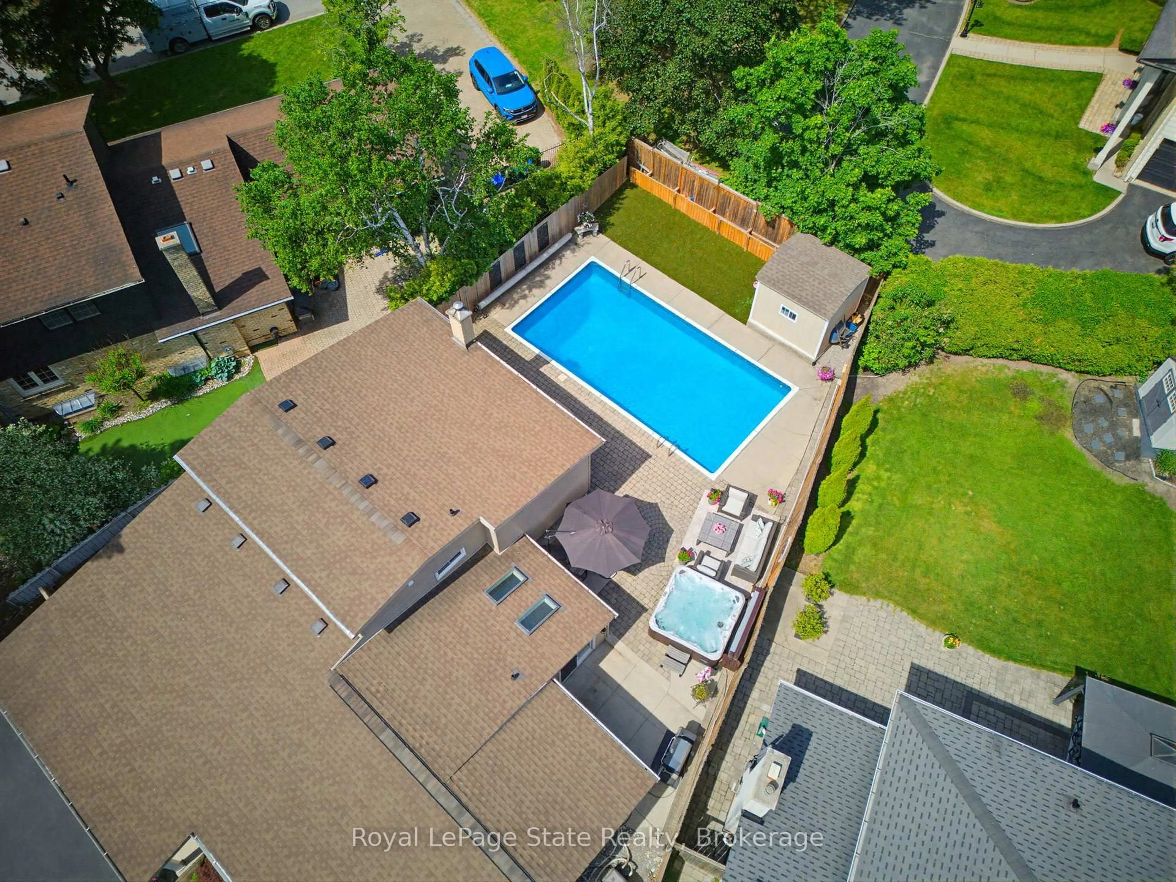 A pic from outside/outdoor area/front of a property/back of a property/a pic from drone, unknown for 2063 Cavendish Dr, Burlington Ontario L7P 1Y9