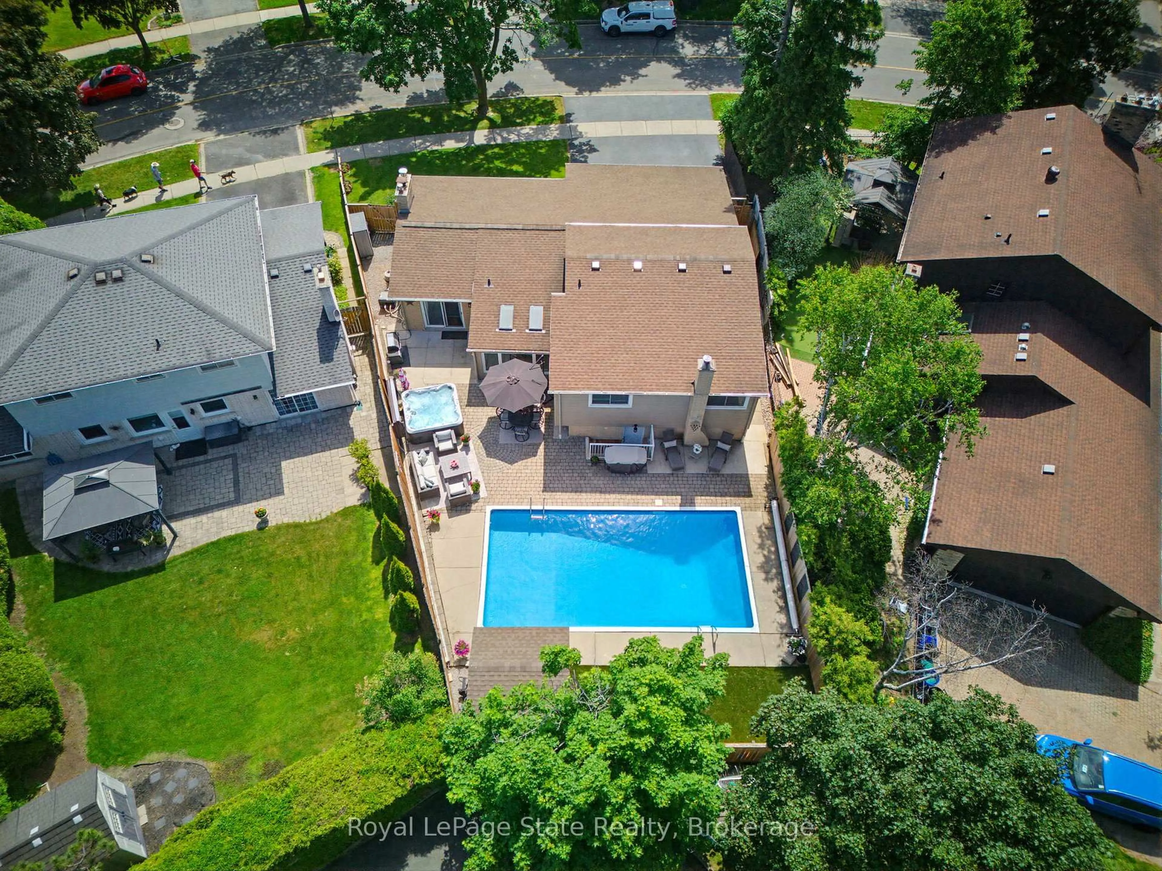 A pic from outside/outdoor area/front of a property/back of a property/a pic from drone, unknown for 2063 Cavendish Dr, Burlington Ontario L7P 1Y9