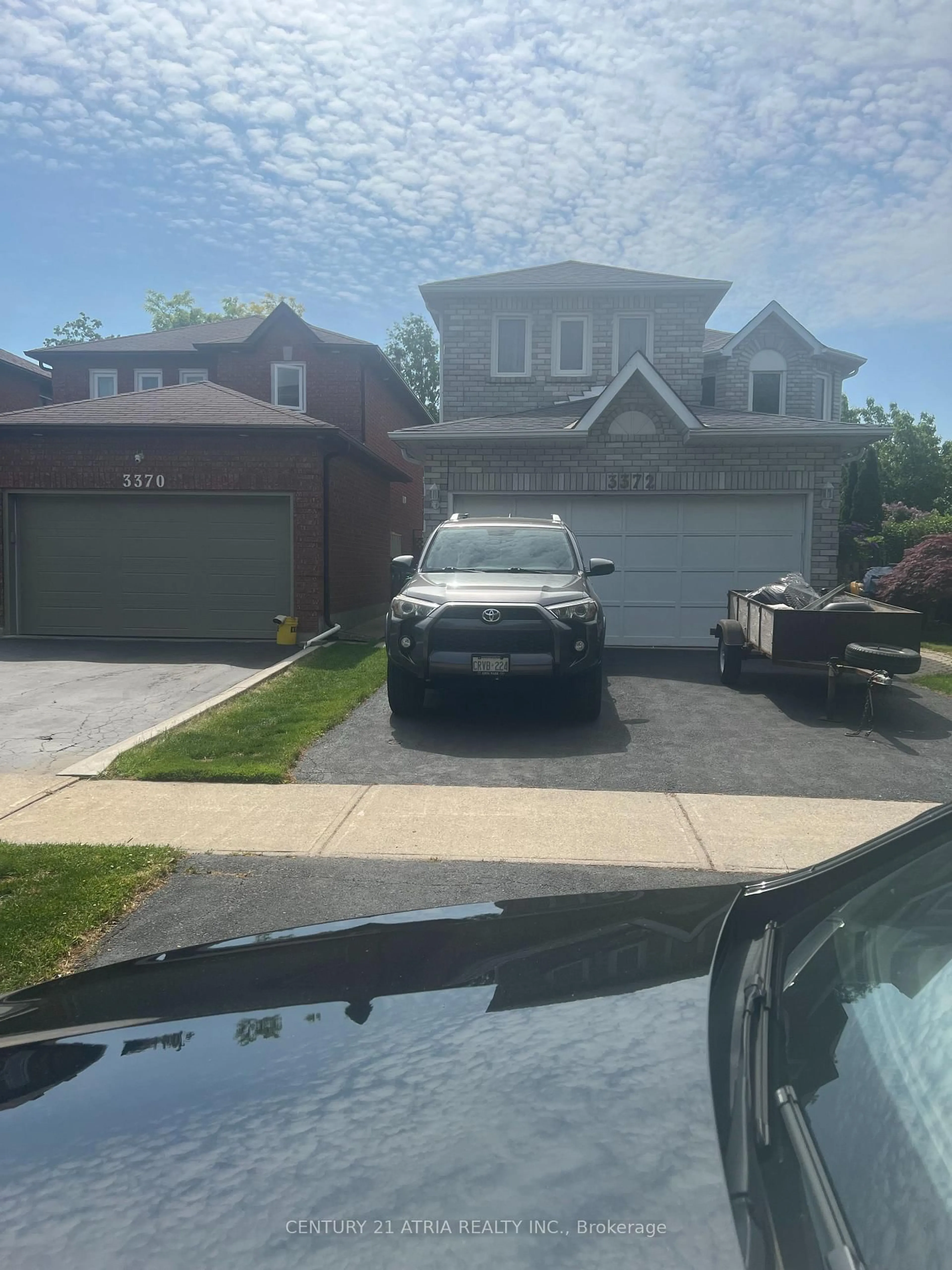 A pic from outside/outdoor area/front of a property/back of a property/a pic from drone, street for 3372 Bobwhite Mews, Mississauga Ontario L5N 6E7