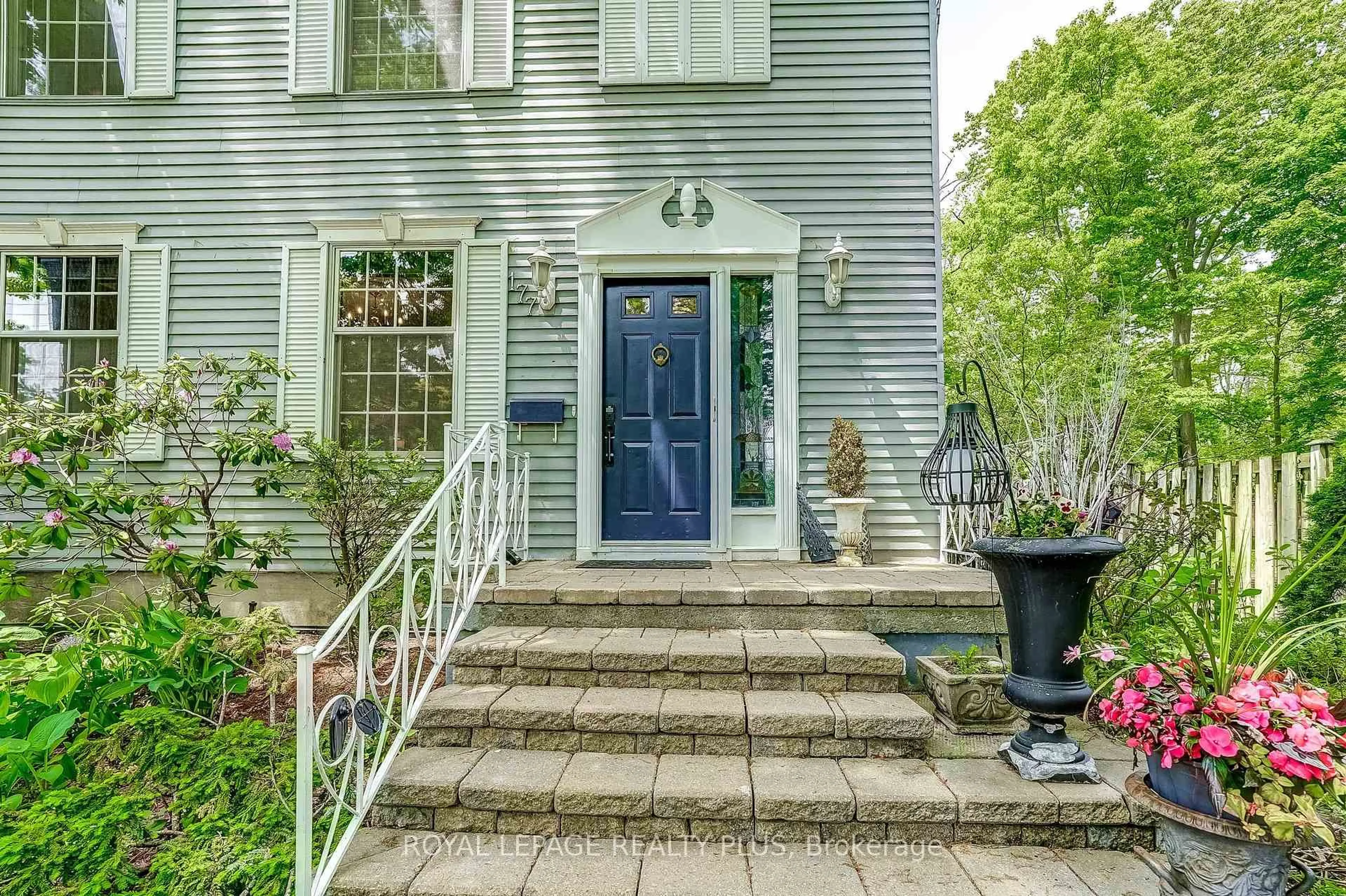 Indoor entryway for 177 Mineola Rd, Mississauga Ontario L5G 2E7