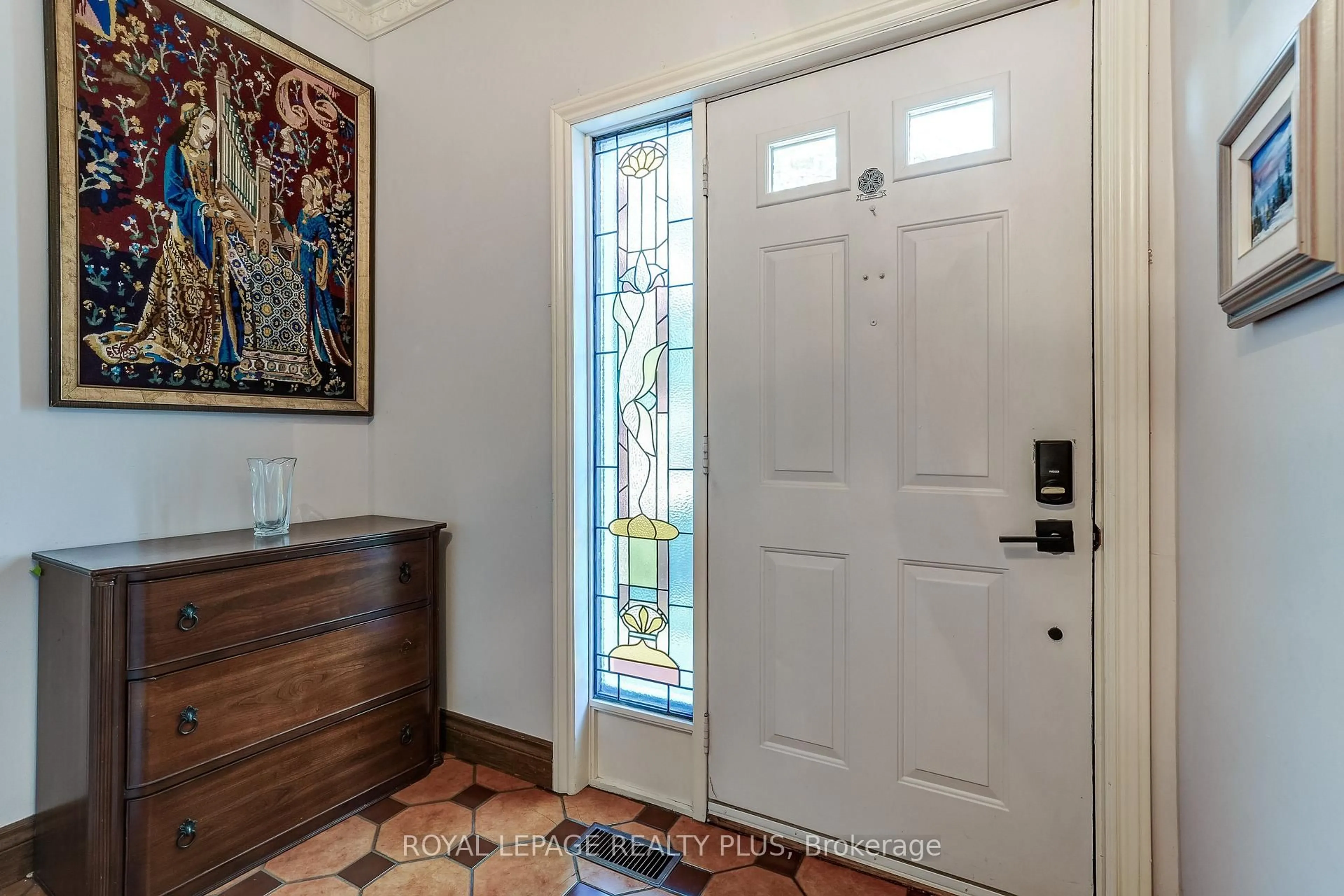 Indoor entryway for 177 Mineola Rd, Mississauga Ontario L5G 2E7