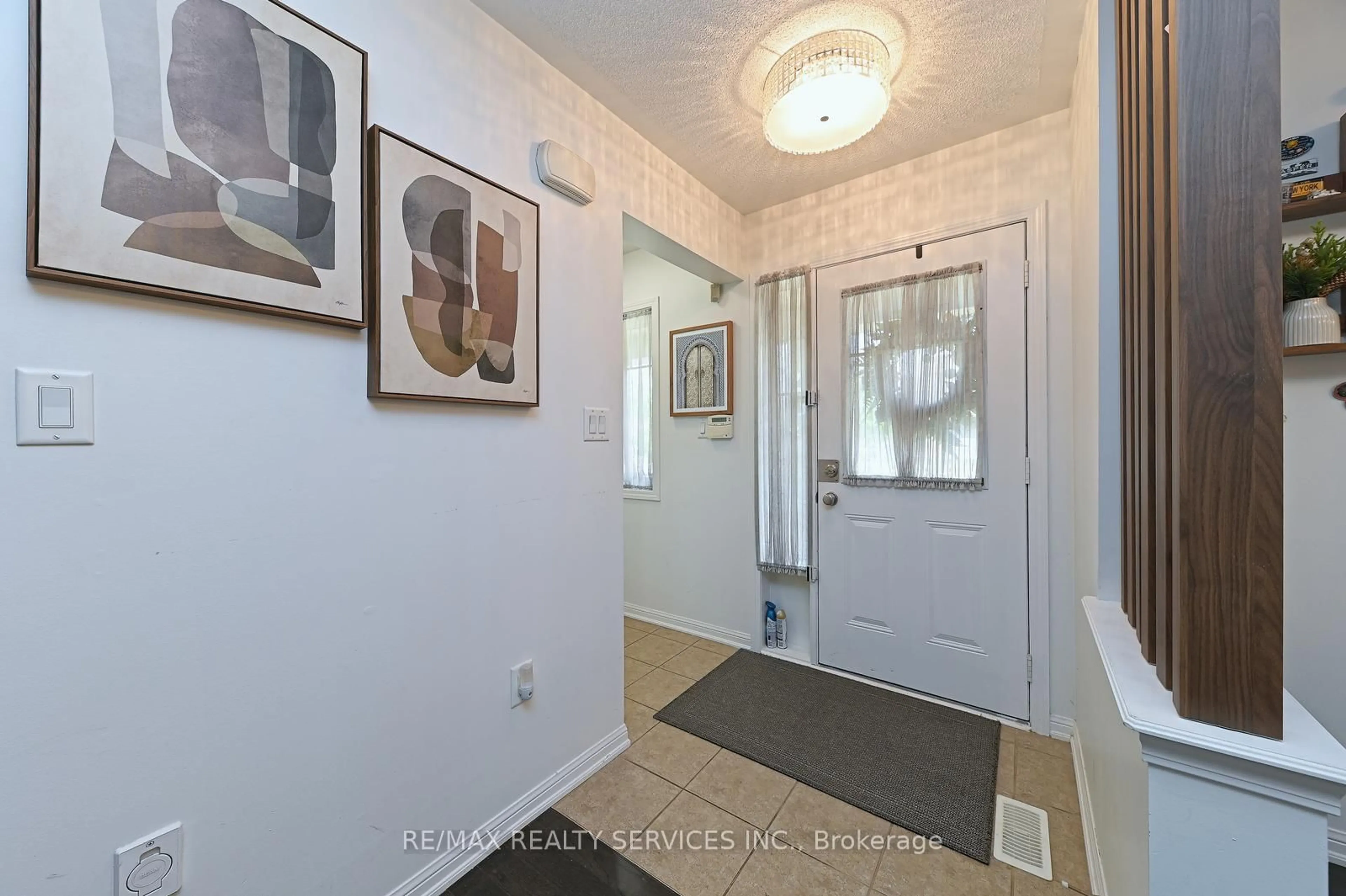 Indoor entryway for 58 Veterans Dr, Brampton Ontario L7A 0T7