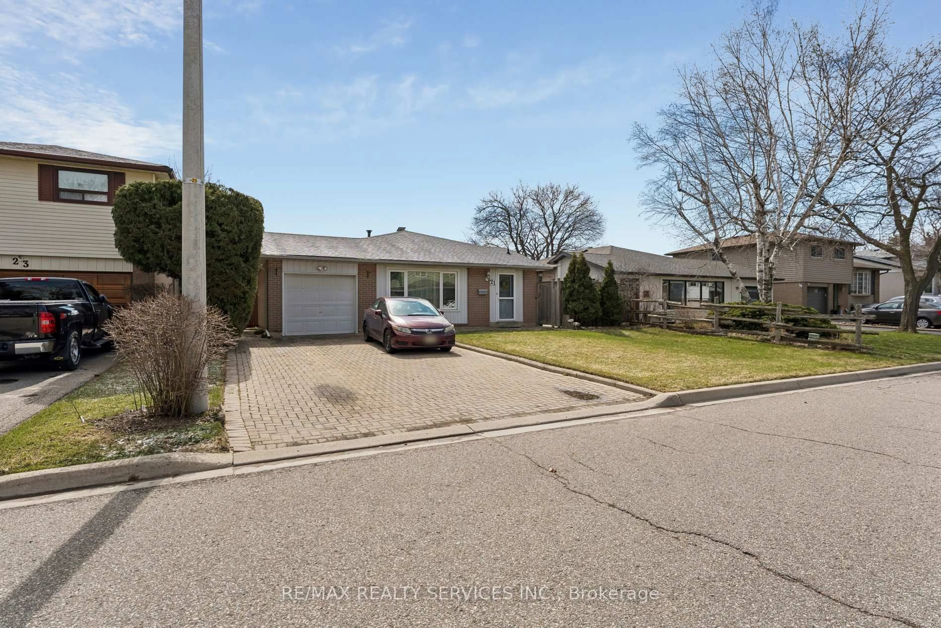 A pic from outside/outdoor area/front of a property/back of a property/a pic from drone, street for 21 Willis Dr, Brampton Ontario L6W 1A8