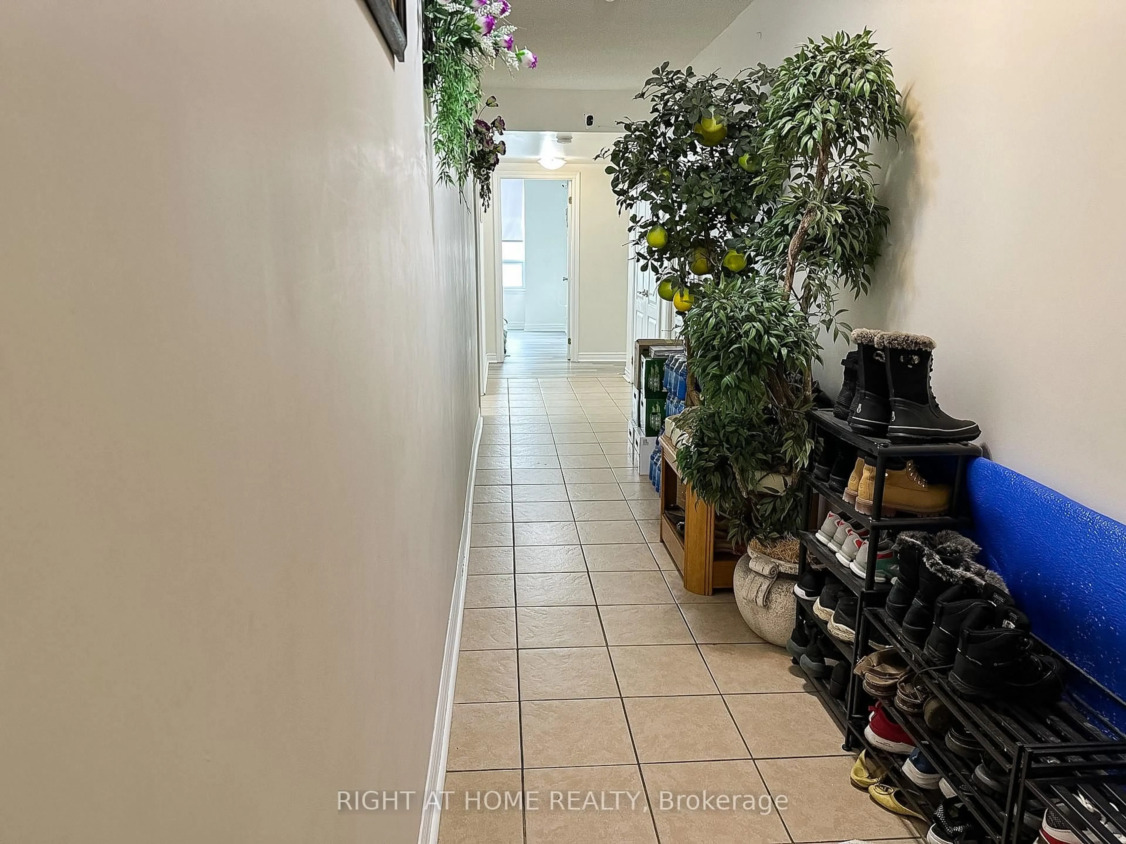 Indoor foyer for 2088 Lawrence Ave #702, Toronto Ontario M9N 3Z9