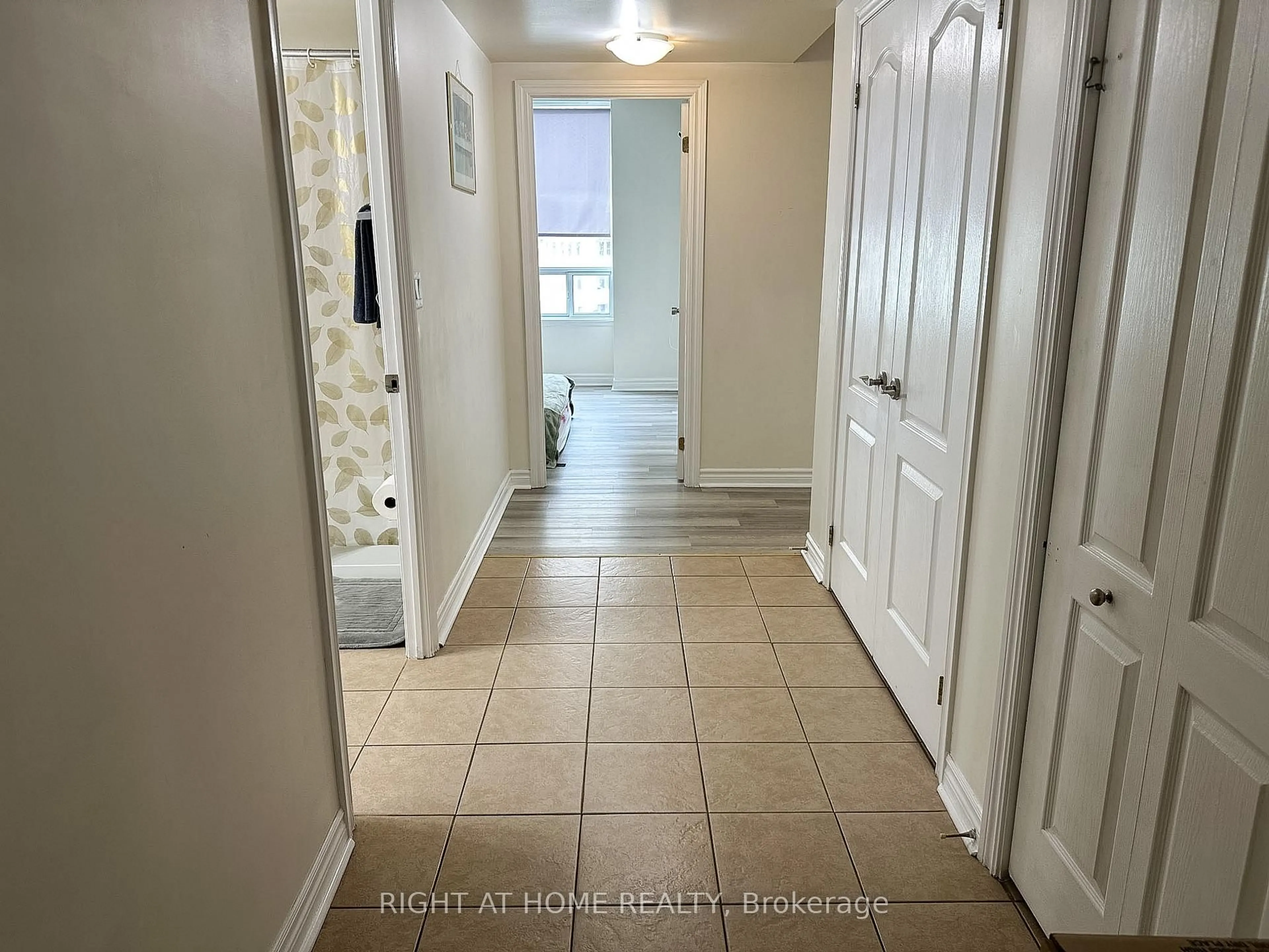 Indoor entryway for 2088 Lawrence Ave #702, Toronto Ontario M9N 3Z9