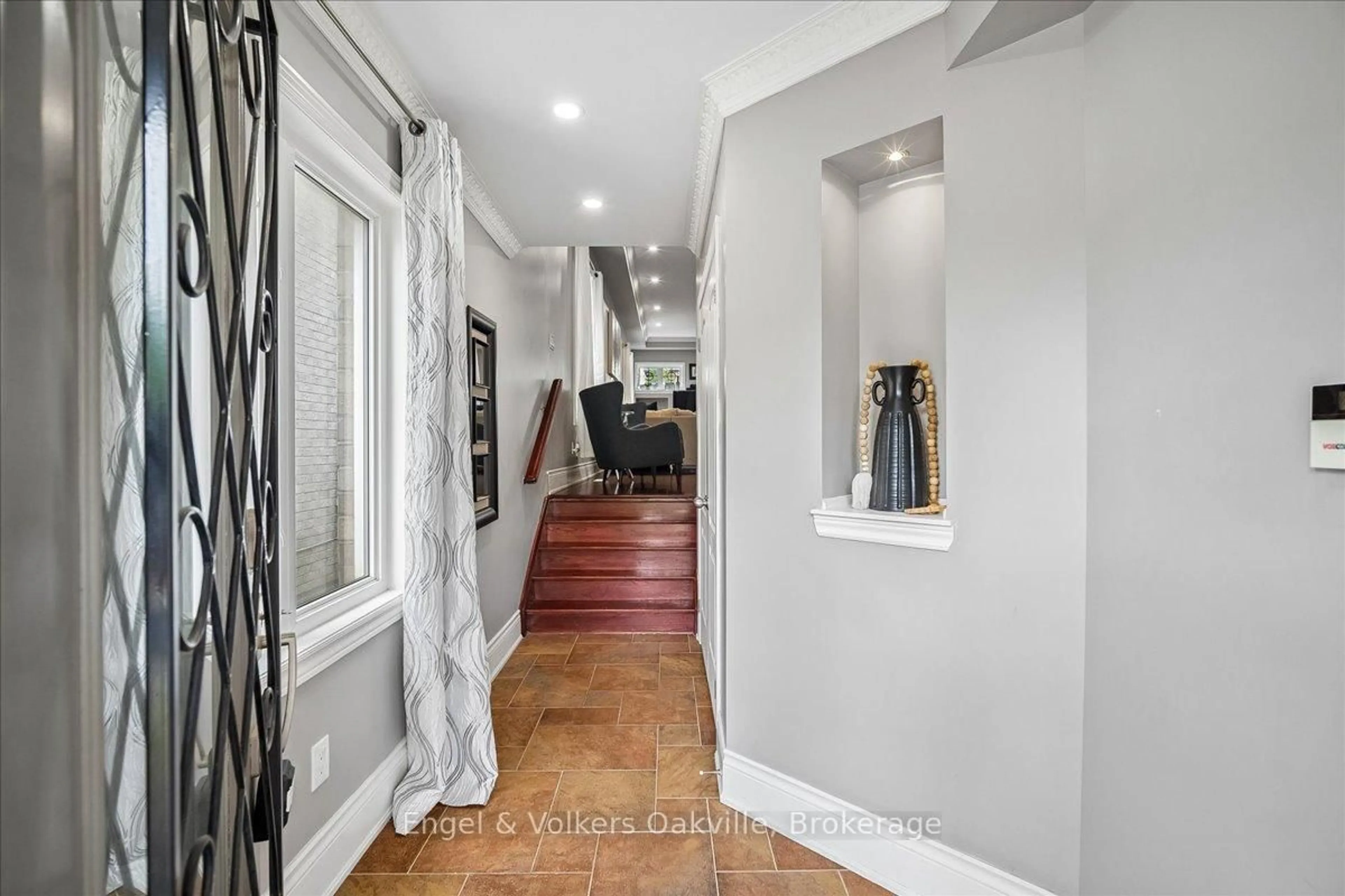 Indoor foyer for 5113 Celebration Dr, Mississauga Ontario L5M 8B3