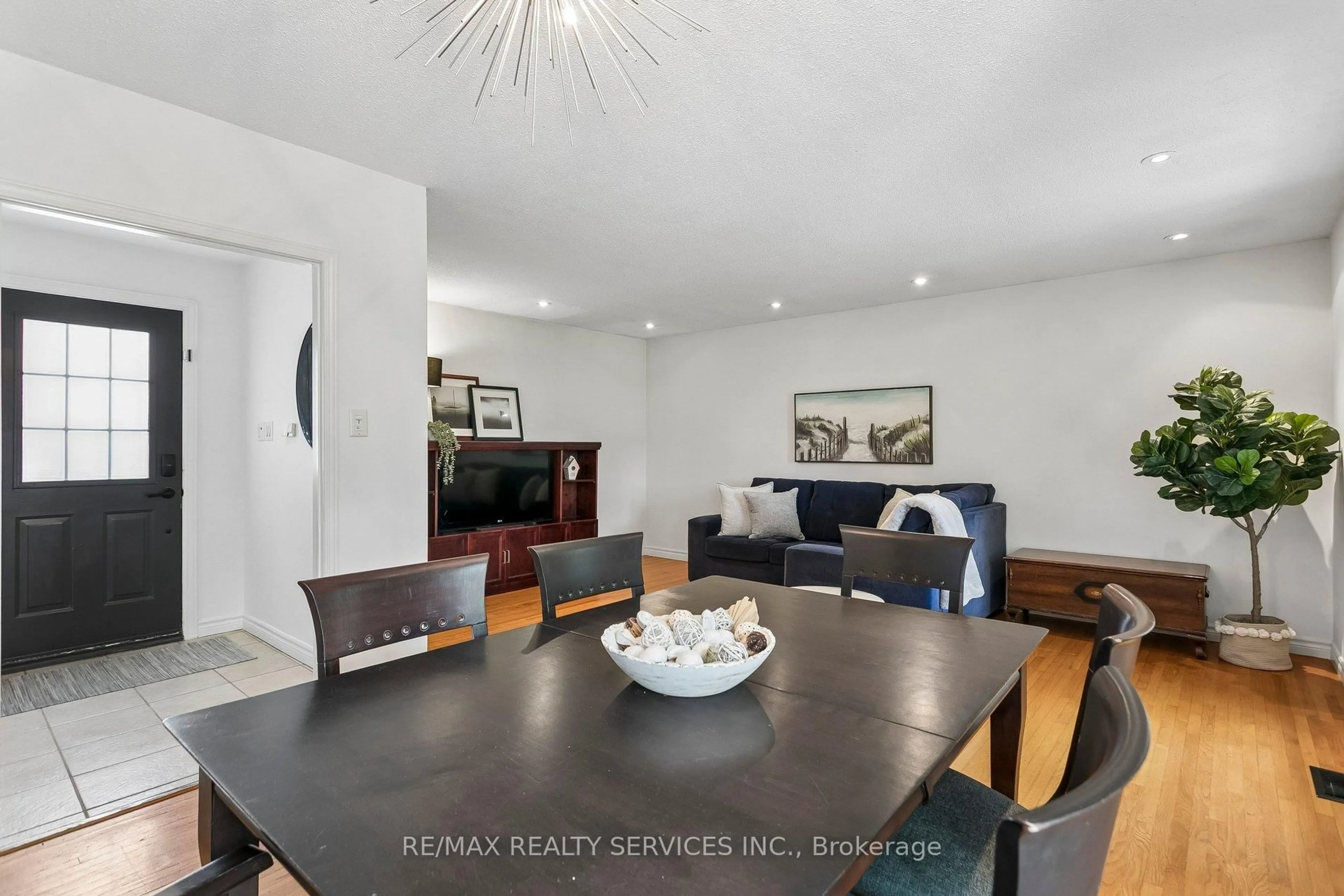 Dining room, unknown for 26 Watson Cres, Brampton Ontario L6W 1E7