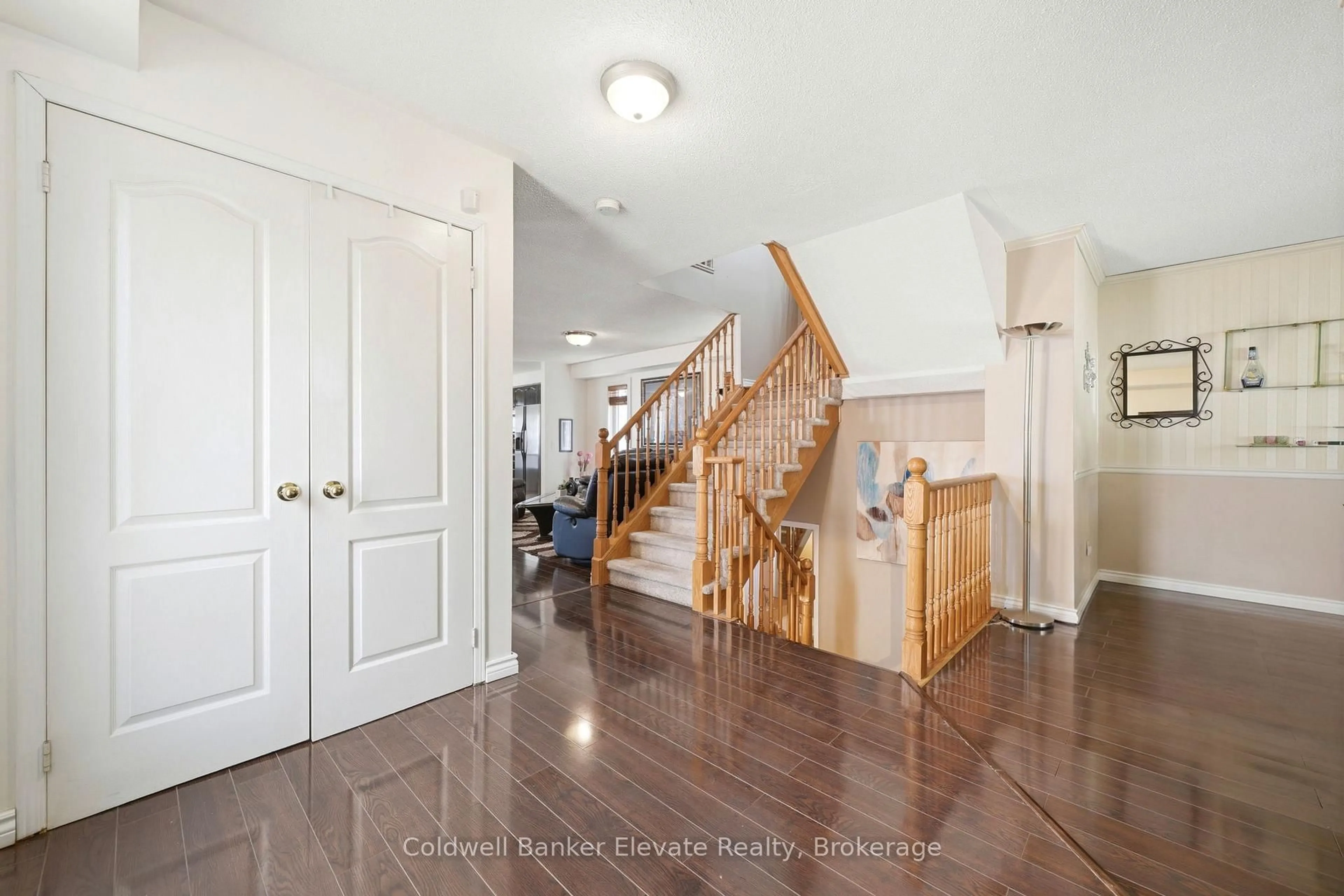 Indoor foyer for 334 Cottonwood St, Orangeville Ontario L9W 4X7