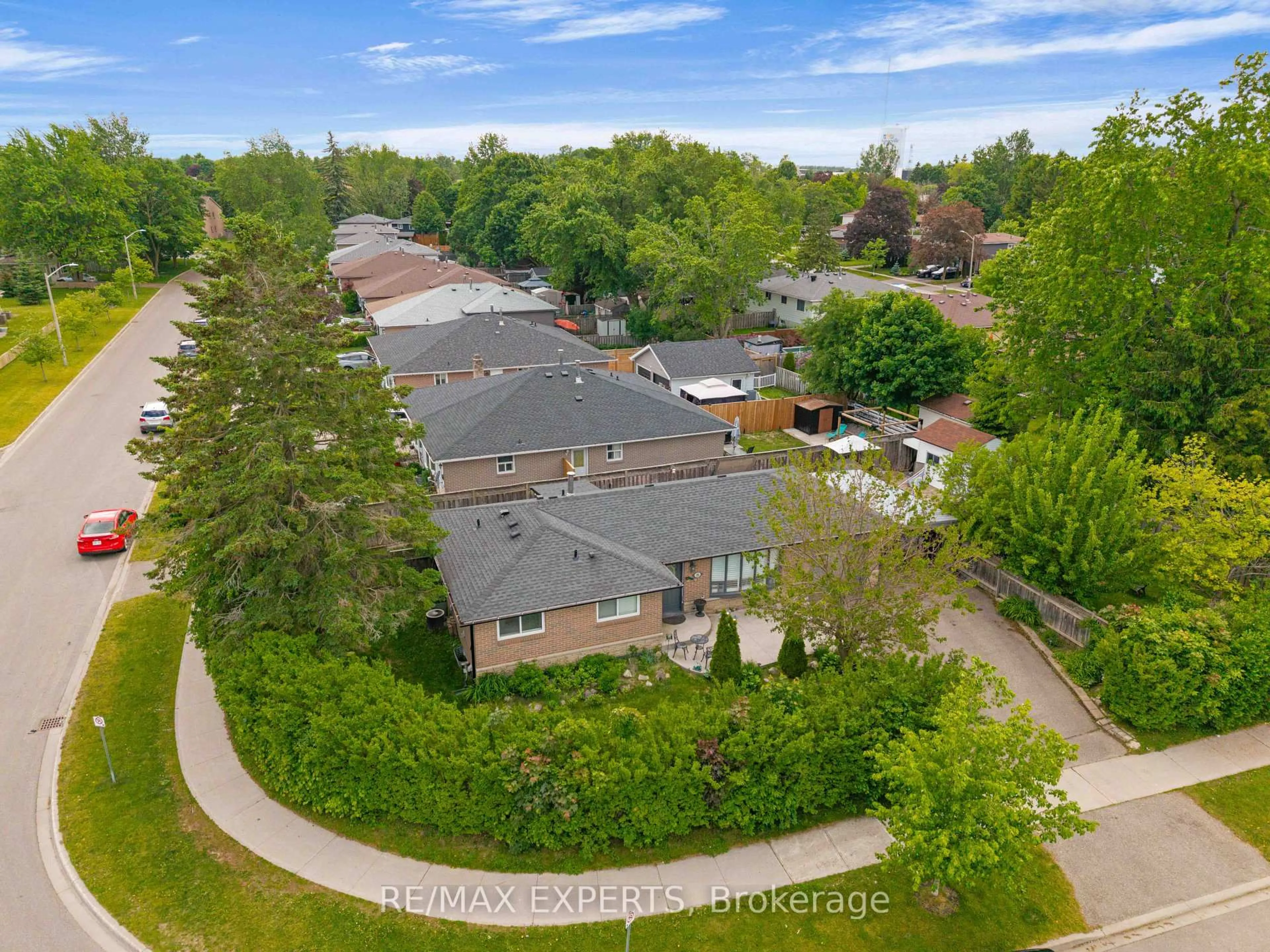 A pic from outside/outdoor area/front of a property/back of a property/a pic from drone, street for 35 Lawrence Ave, Orangeville Ontario L9W 1S6