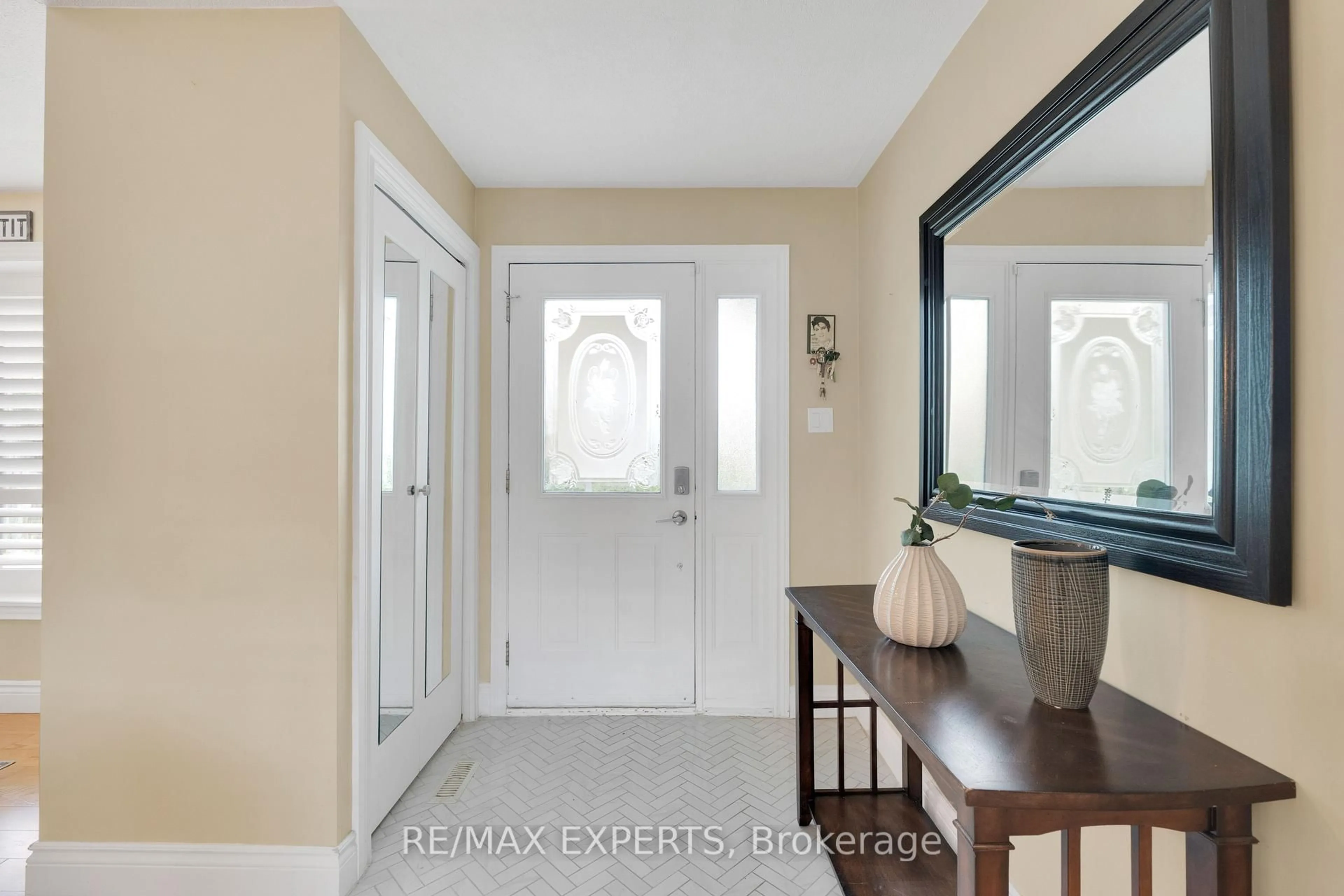 Indoor entryway for 35 Lawrence Ave, Orangeville Ontario L9W 1S6