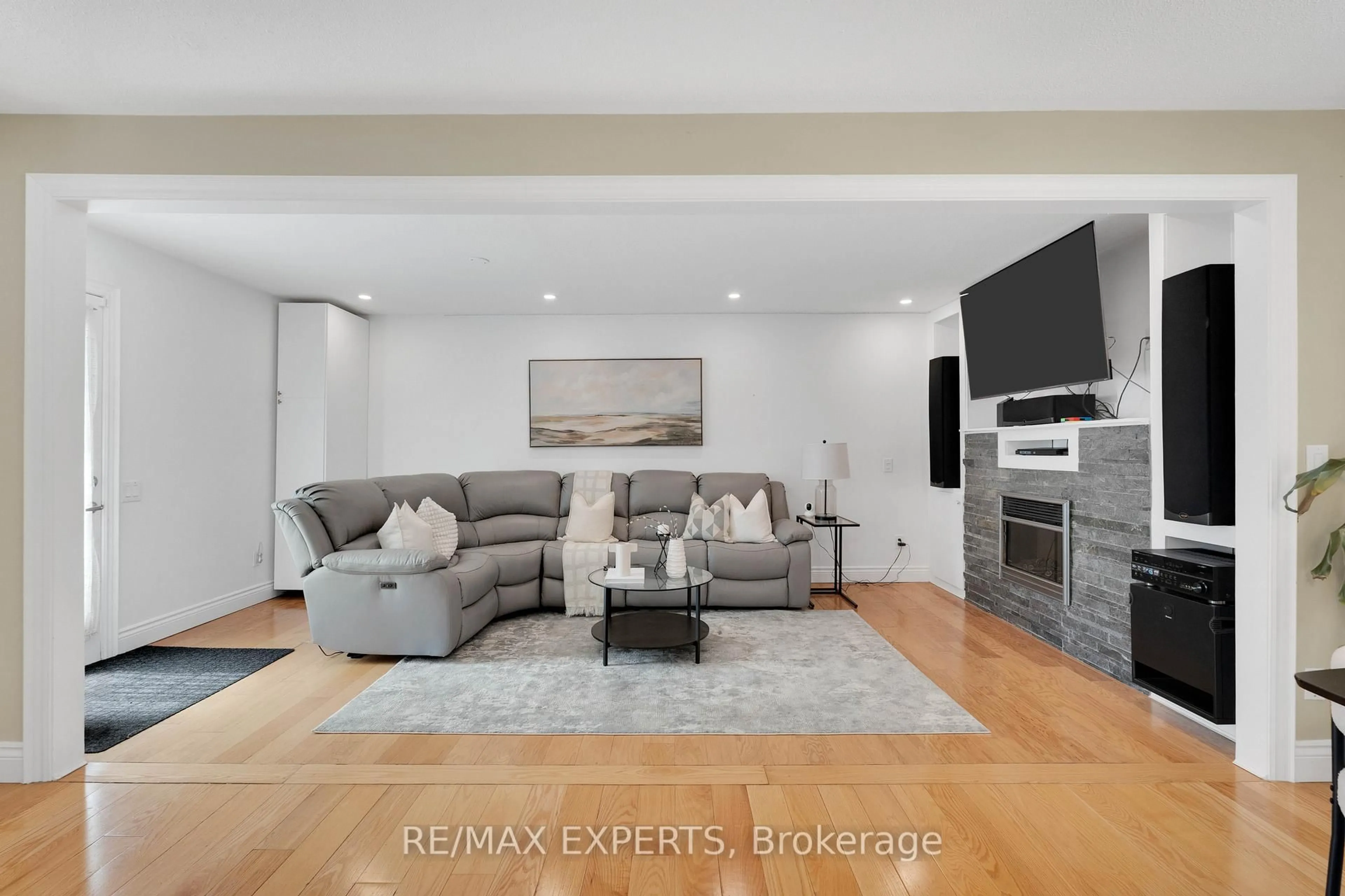 Living room with furniture, unknown for 35 Lawrence Ave, Orangeville Ontario L9W 1S6