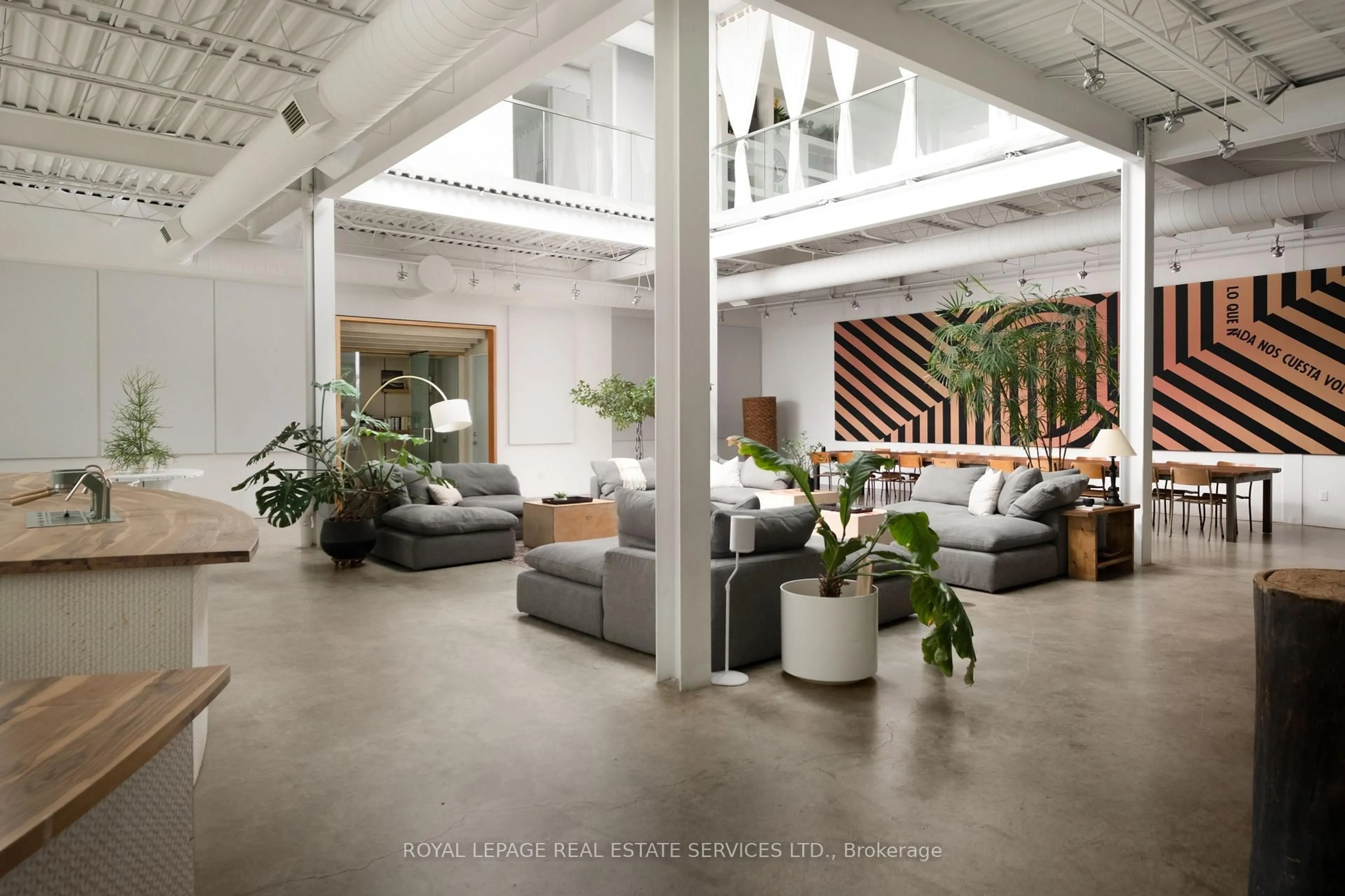 Lobby for 1 Roof Garden Lane, Toronto Ontario M6H 1R2