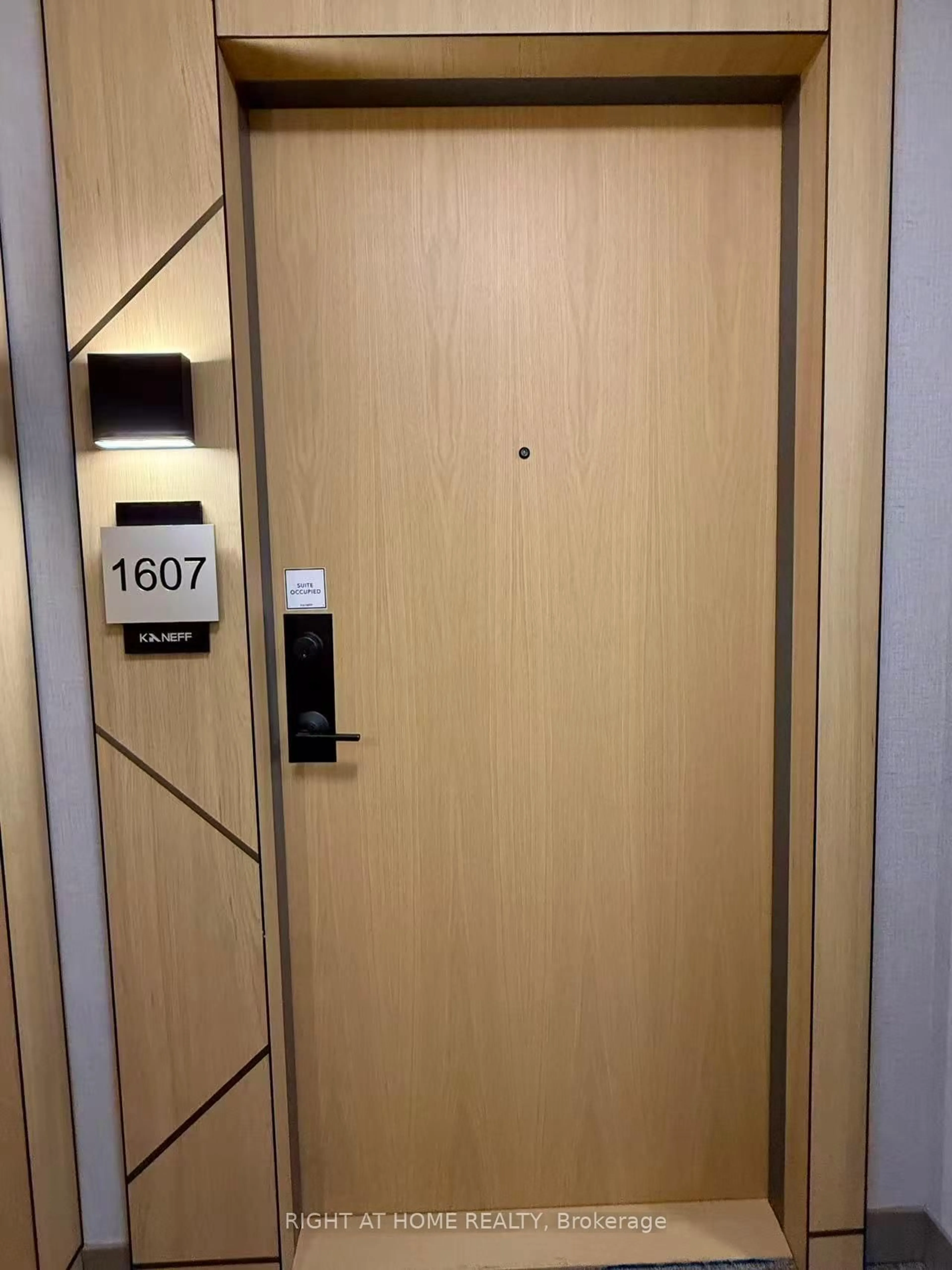 Indoor foyer for 202 Burnhamthorpe Rd #1607, Mississauga Ontario L5A 0B2