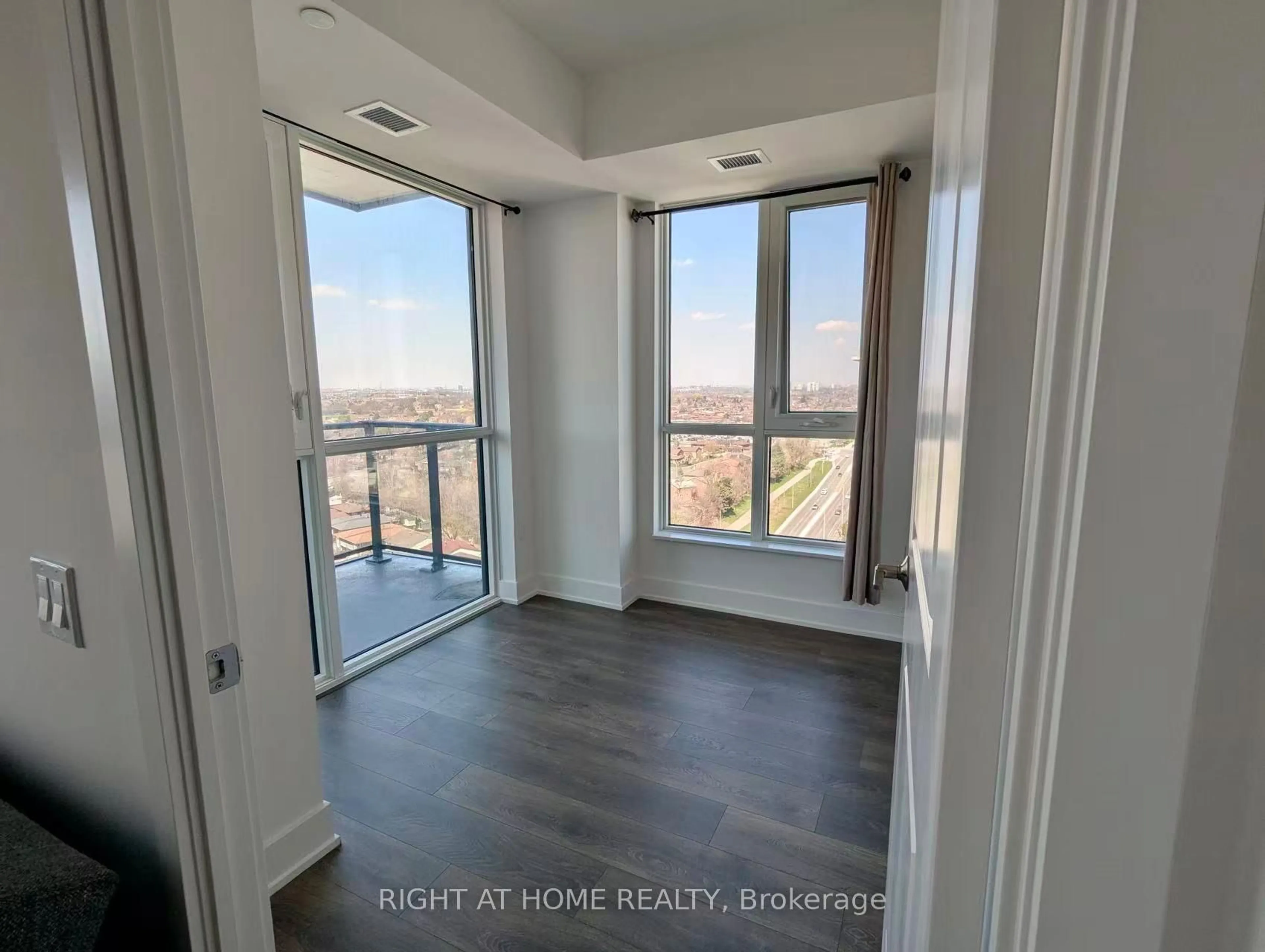A pic of a room for 202 Burnhamthorpe Rd #1607, Mississauga Ontario L5A 0B2