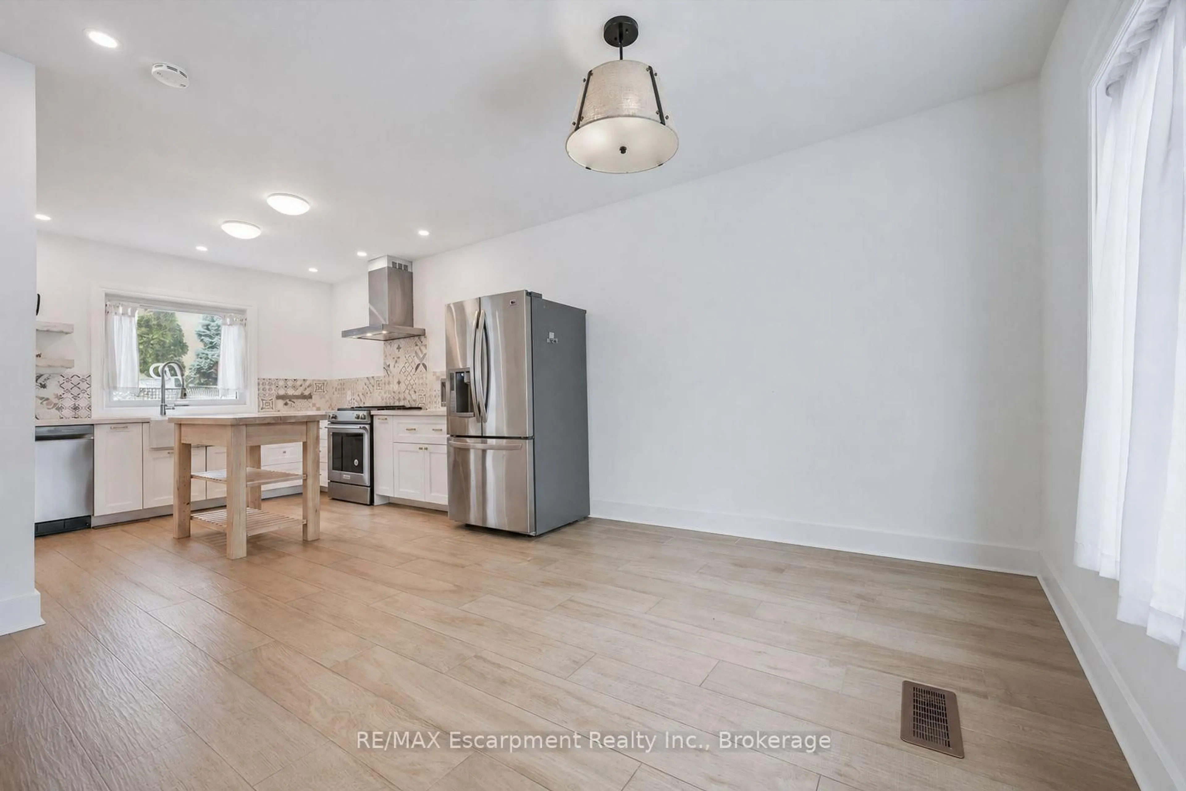 Open concept kitchen, unknown for 227 Martindale Ave, Oakville Ontario L6H 4K2