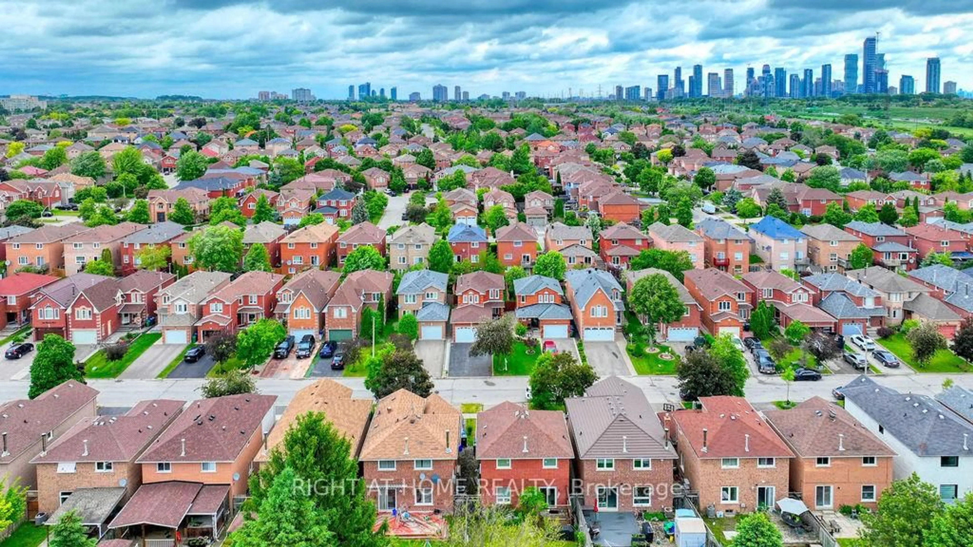 A pic from outside/outdoor area/front of a property/back of a property/a pic from drone, city buildings view from balcony for 4769 Rosebush Rd, Mississauga Ontario L5M 5N1
