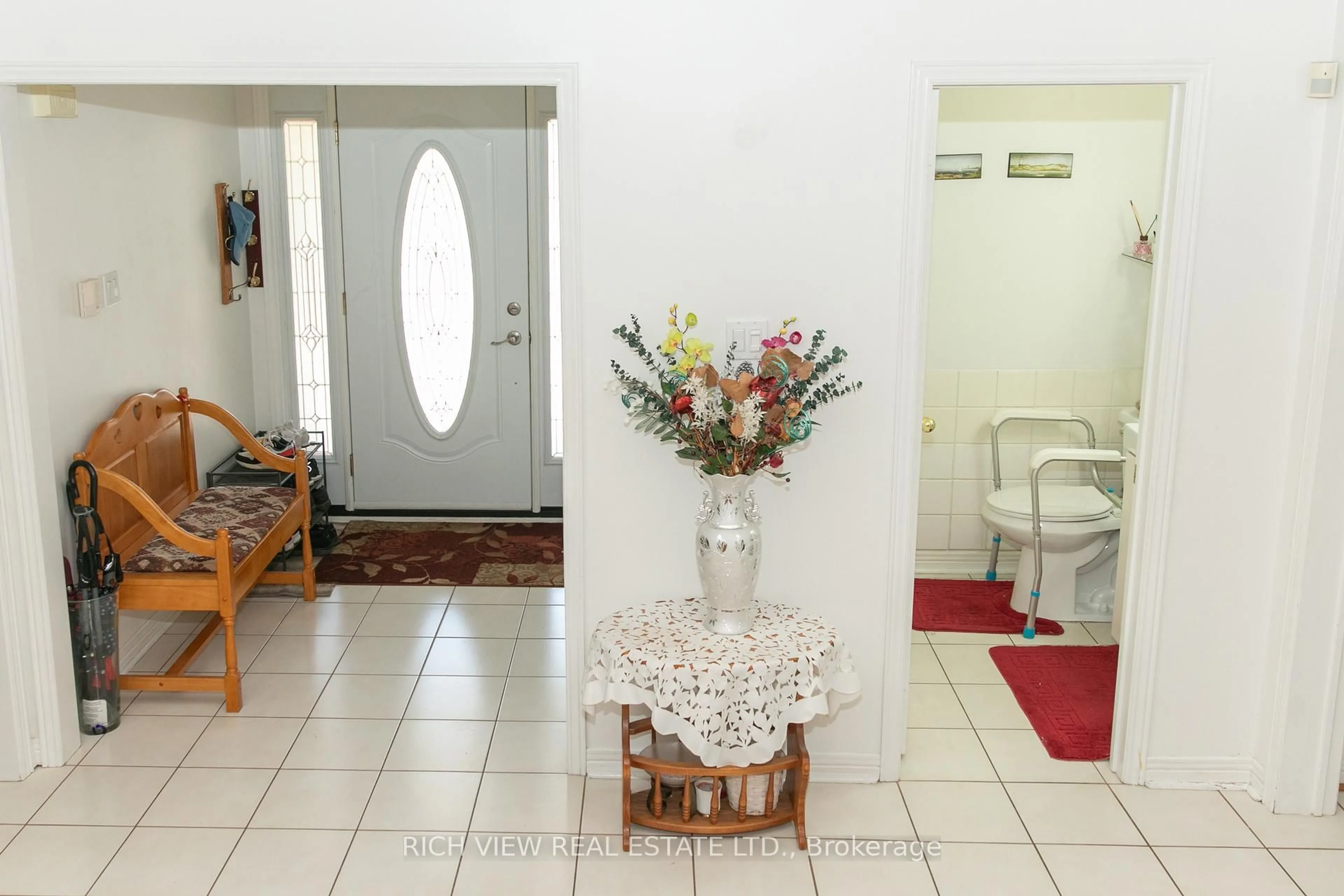 Indoor foyer for 4565 willow creek Dr, Mississauga Ontario L5G 1G7
