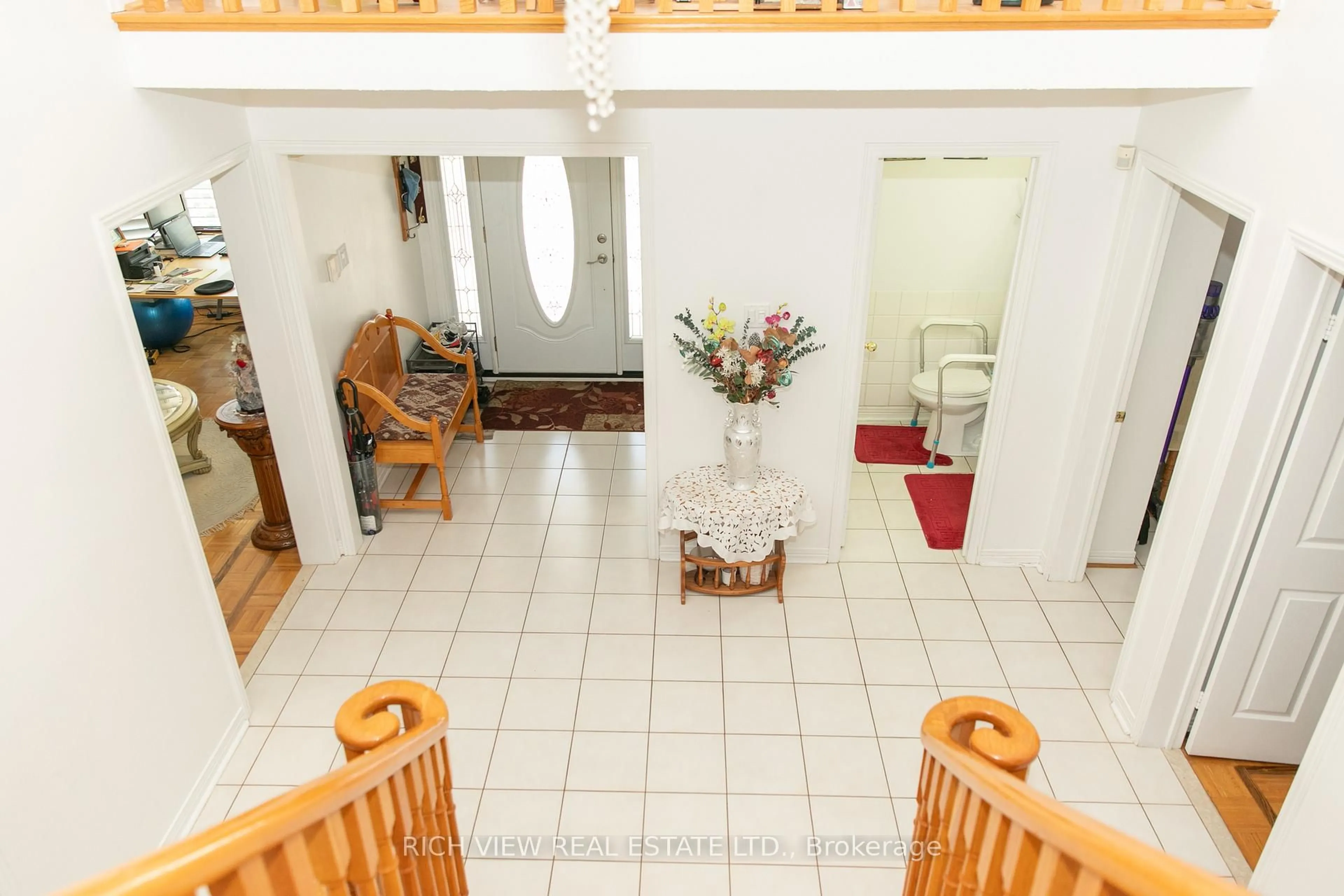 Indoor foyer for 4565 willow creek Dr, Mississauga Ontario L5G 1G7