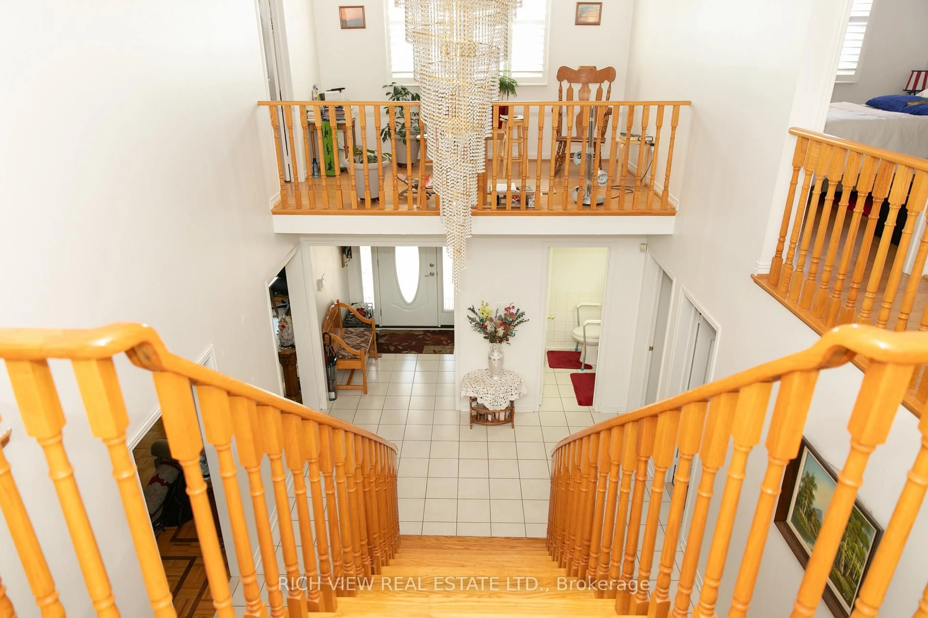 Indoor foyer for 4565 willow creek Dr, Mississauga Ontario L5G 1G7