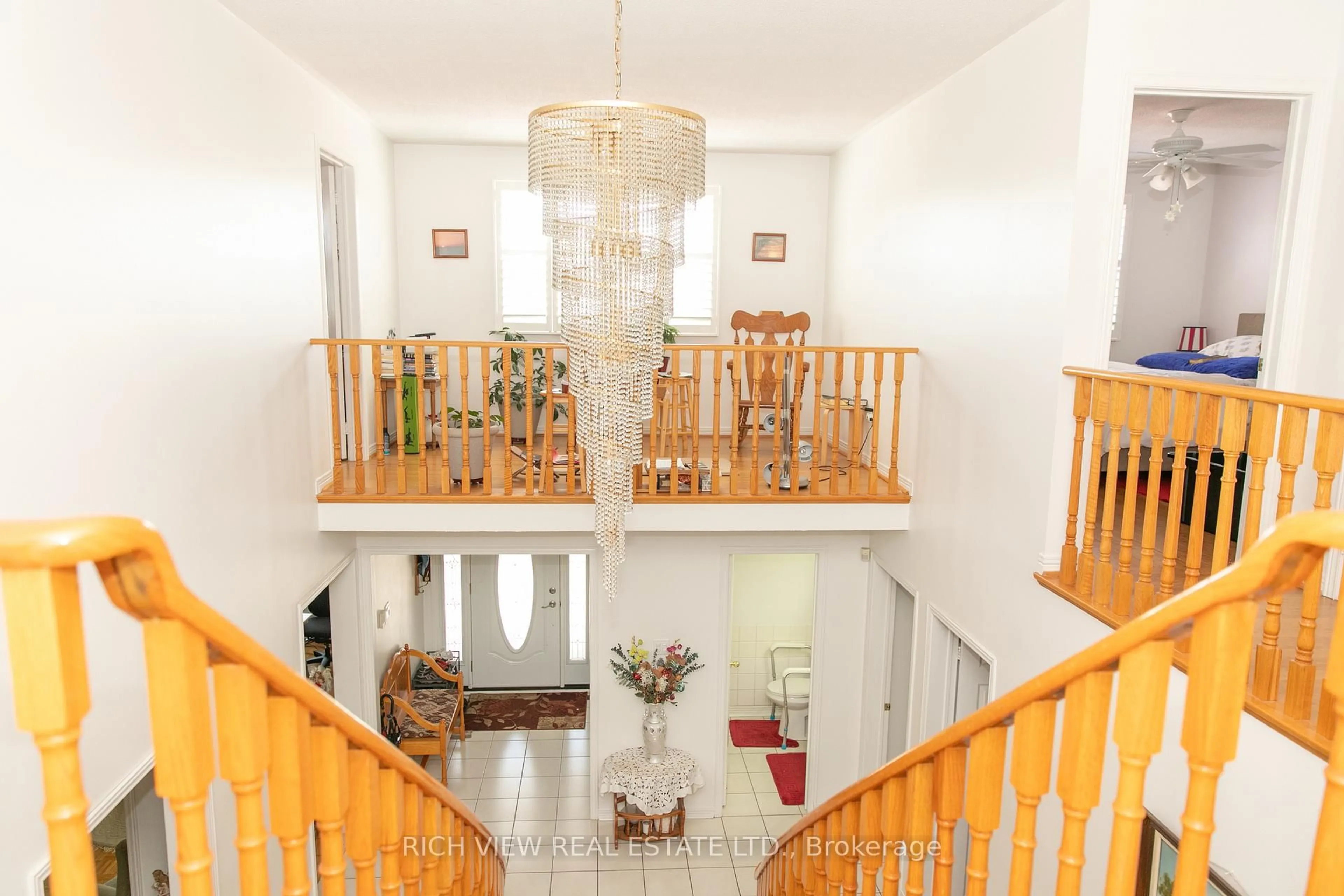 Indoor foyer for 4565 willow creek Dr, Mississauga Ontario L5G 1G7