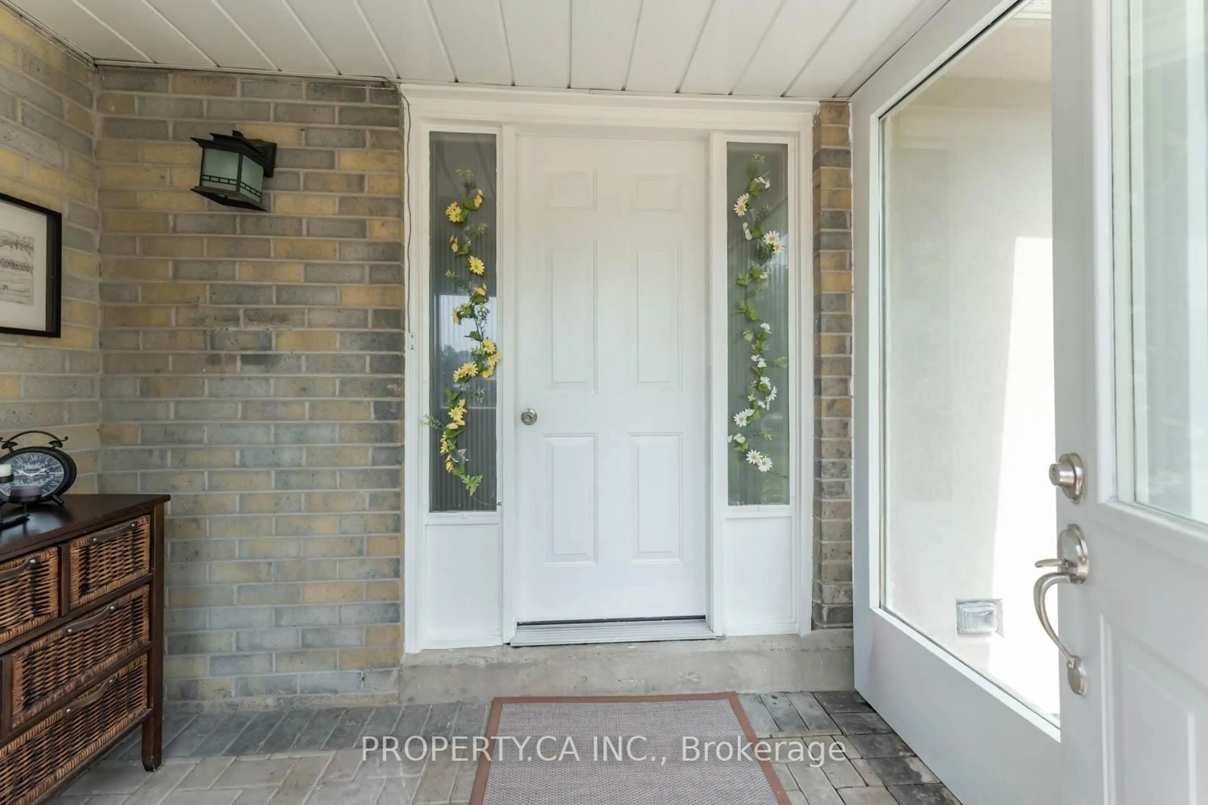 Indoor entryway for 2563 Bromsgrove Rd, Mississauga Ontario L5J 1M1