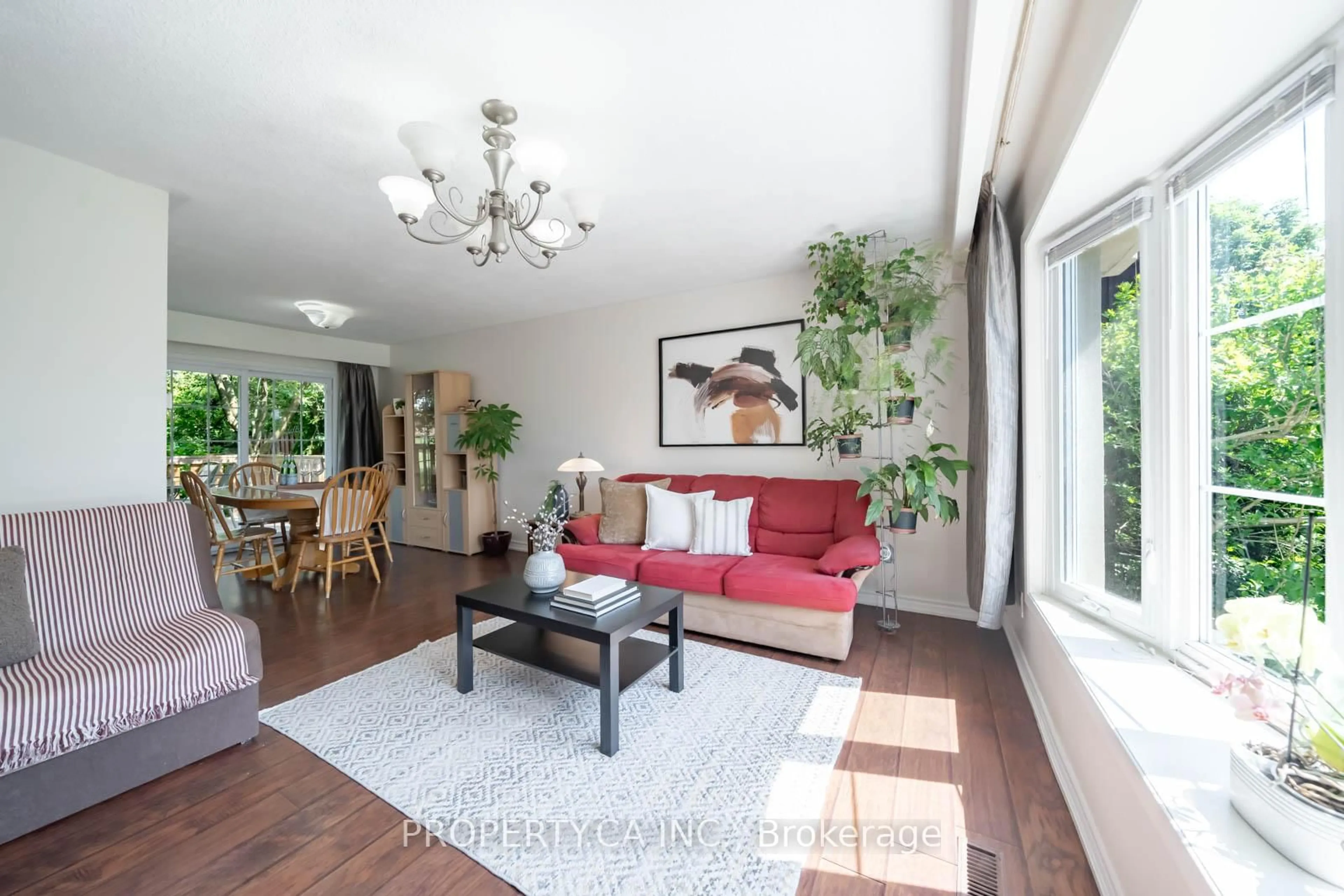Living room with furniture, wood/laminate floor for 2563 Bromsgrove Rd, Mississauga Ontario L5J 1M1