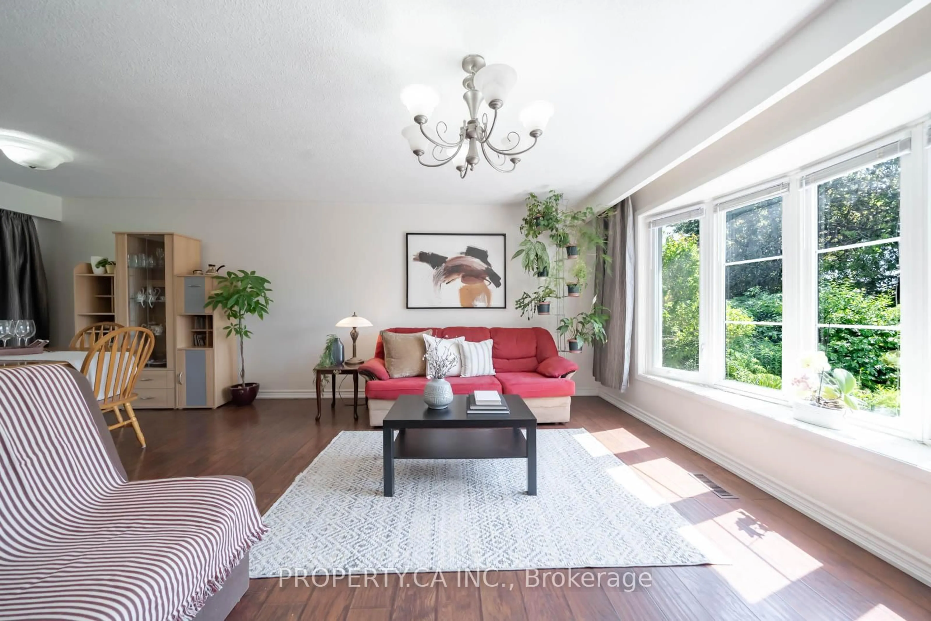 Living room with furniture, unknown for 2563 Bromsgrove Rd, Mississauga Ontario L5J 1M1