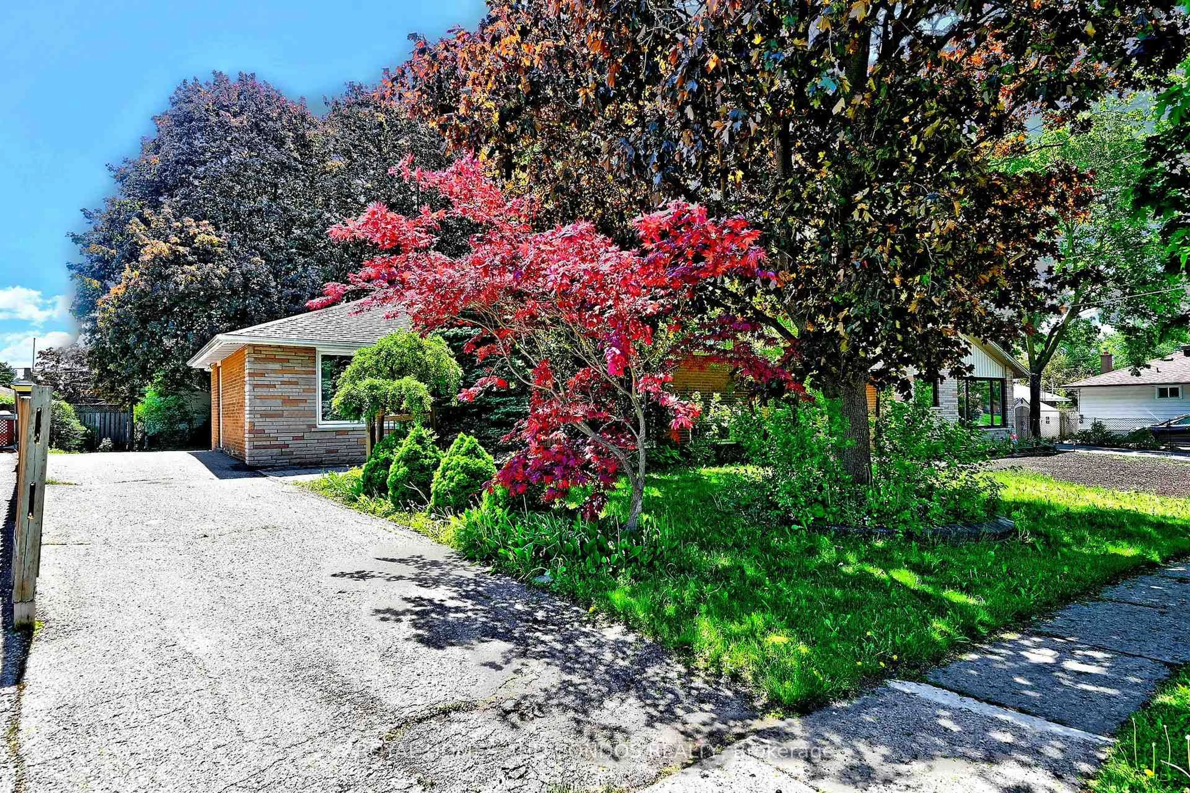A pic from outside/outdoor area/front of a property/back of a property/a pic from drone, street for 6 Raylawn Cres, Halton Hills Ontario L7G 4M5