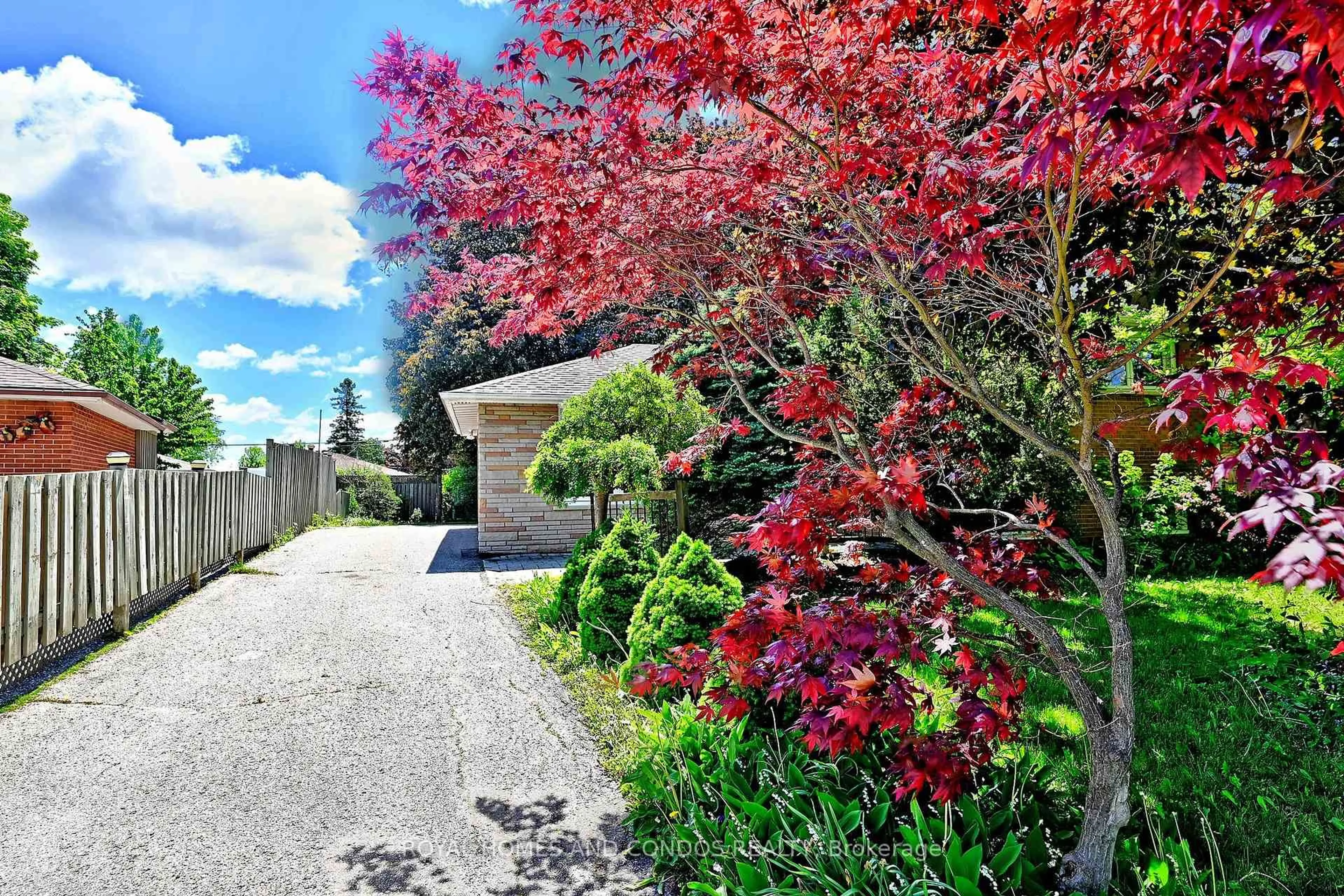 A pic from outside/outdoor area/front of a property/back of a property/a pic from drone, street for 6 Raylawn Cres, Halton Hills Ontario L7G 4M5