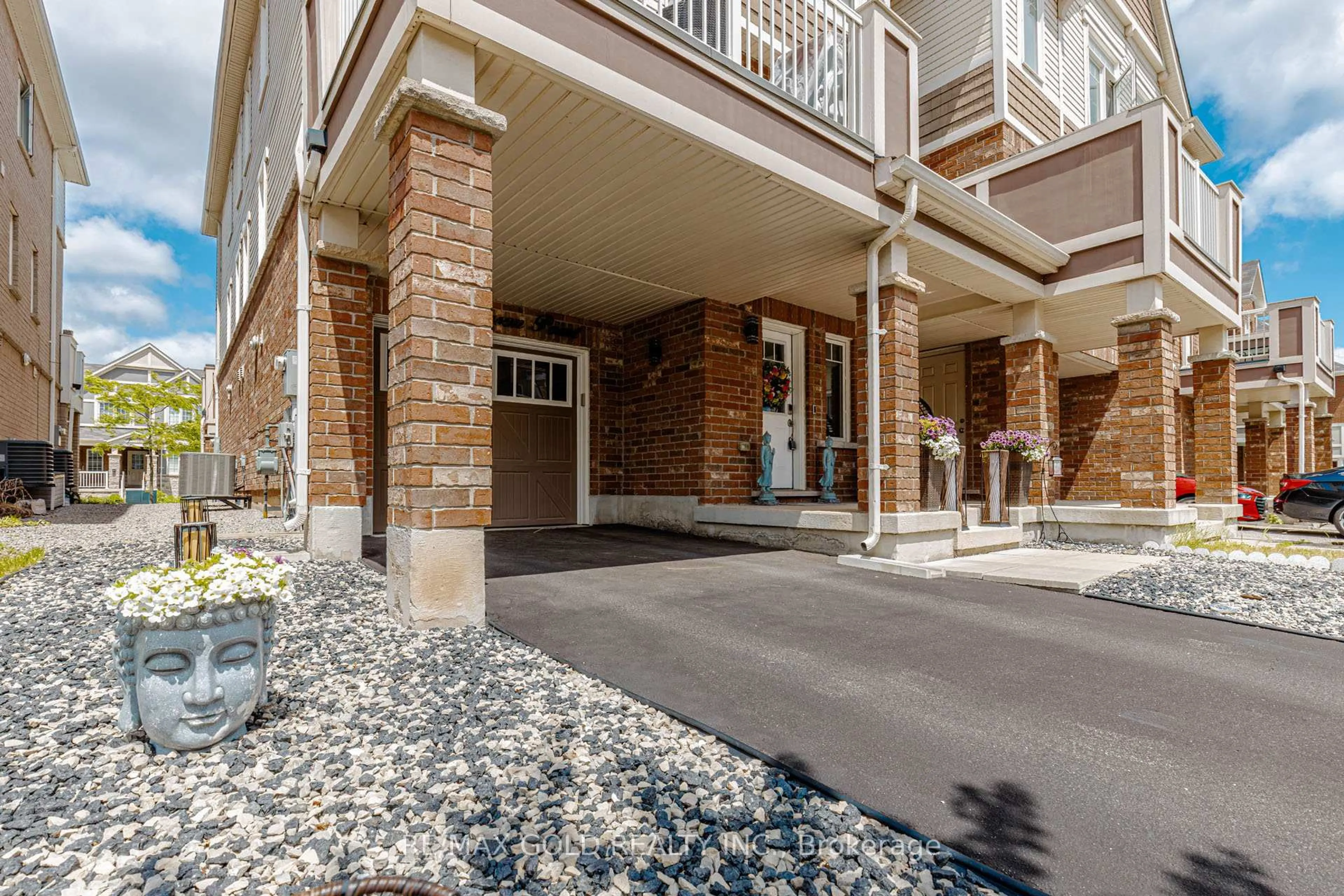Patio, street for 283 Casson Pt, Milton Ontario L9E 0A1