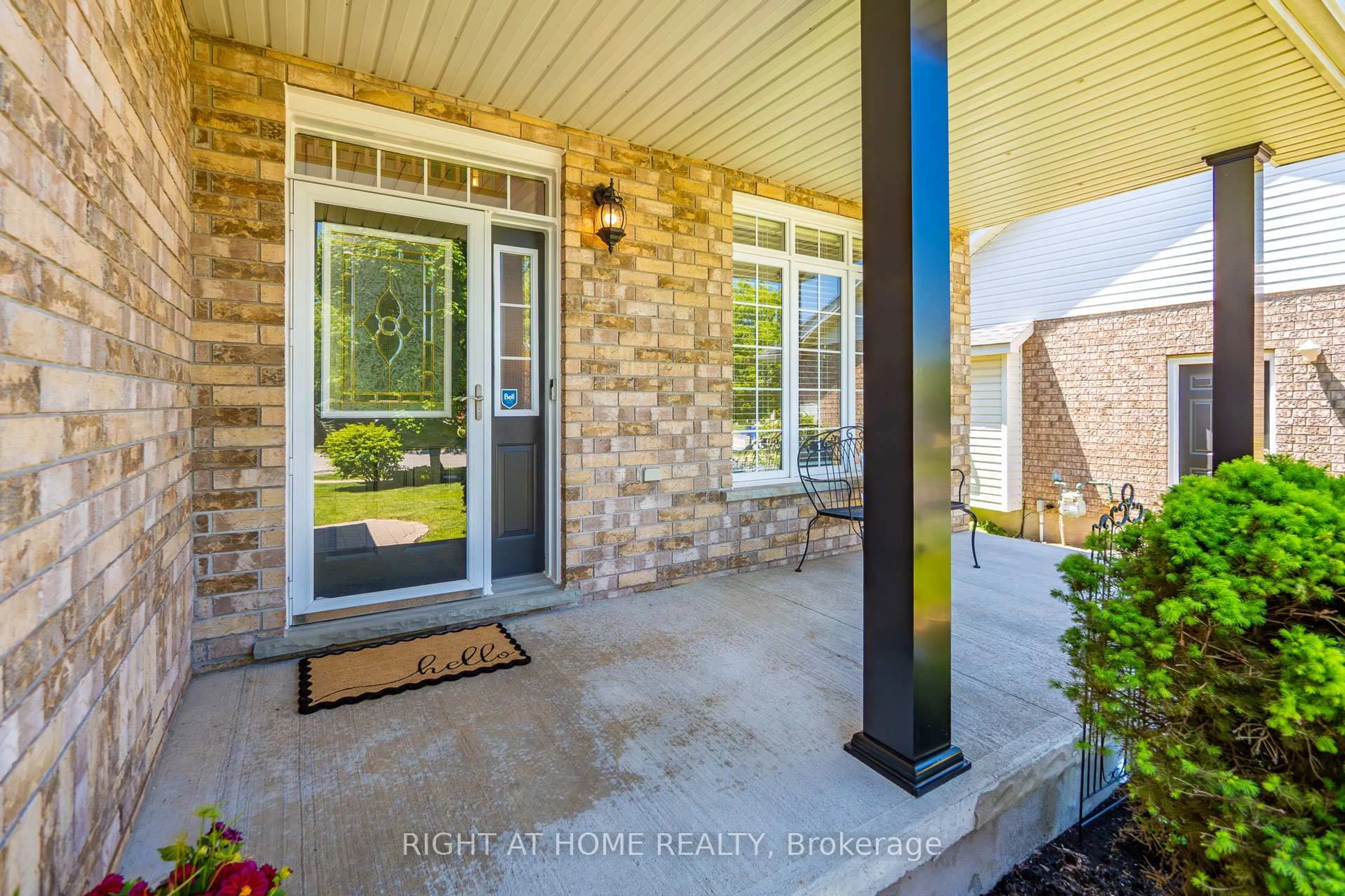 Indoor entryway for 72 Beardmore Cres, Halton Hills Ontario L7J 2Z1
