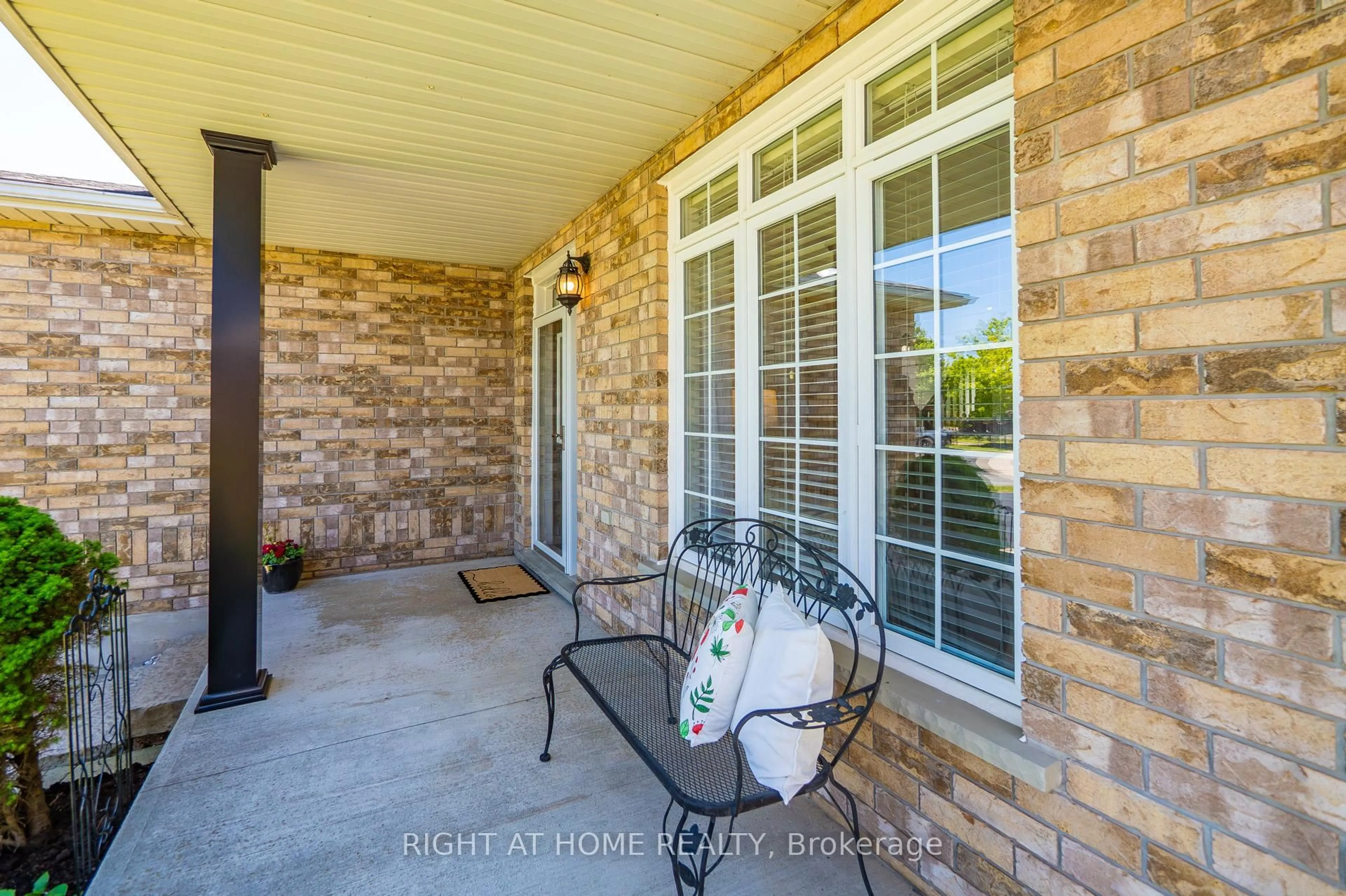 Patio, water/lake/river/ocean view for 72 Beardmore Cres, Halton Hills Ontario L7J 2Z1