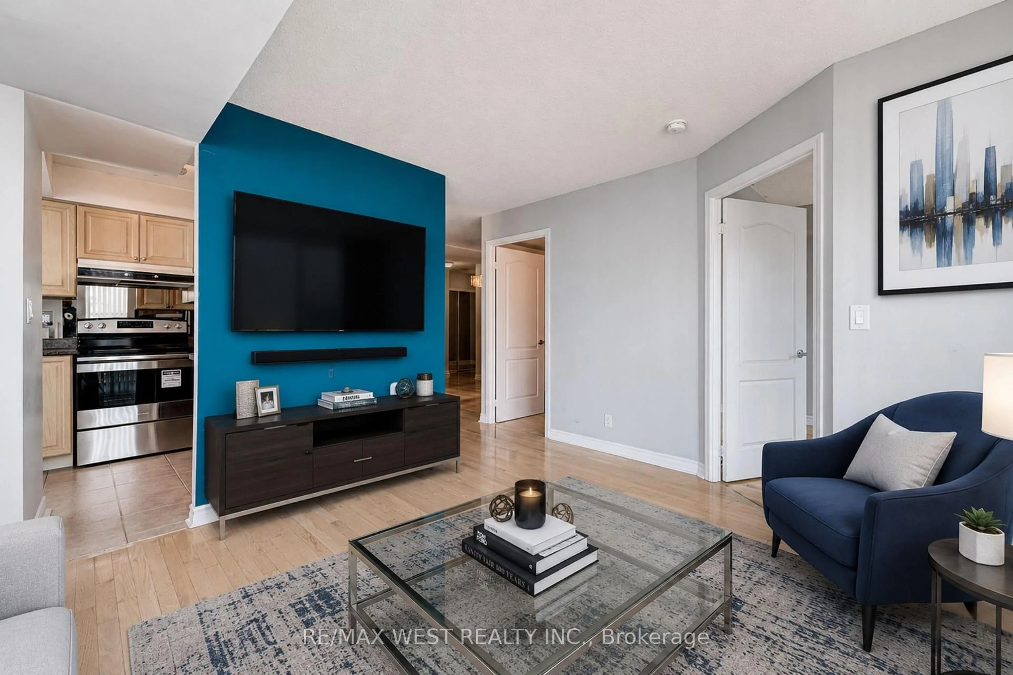 Living room with furniture, unknown for 1 Elm Dr #1611, Mississauga Ontario L5B 4M1
