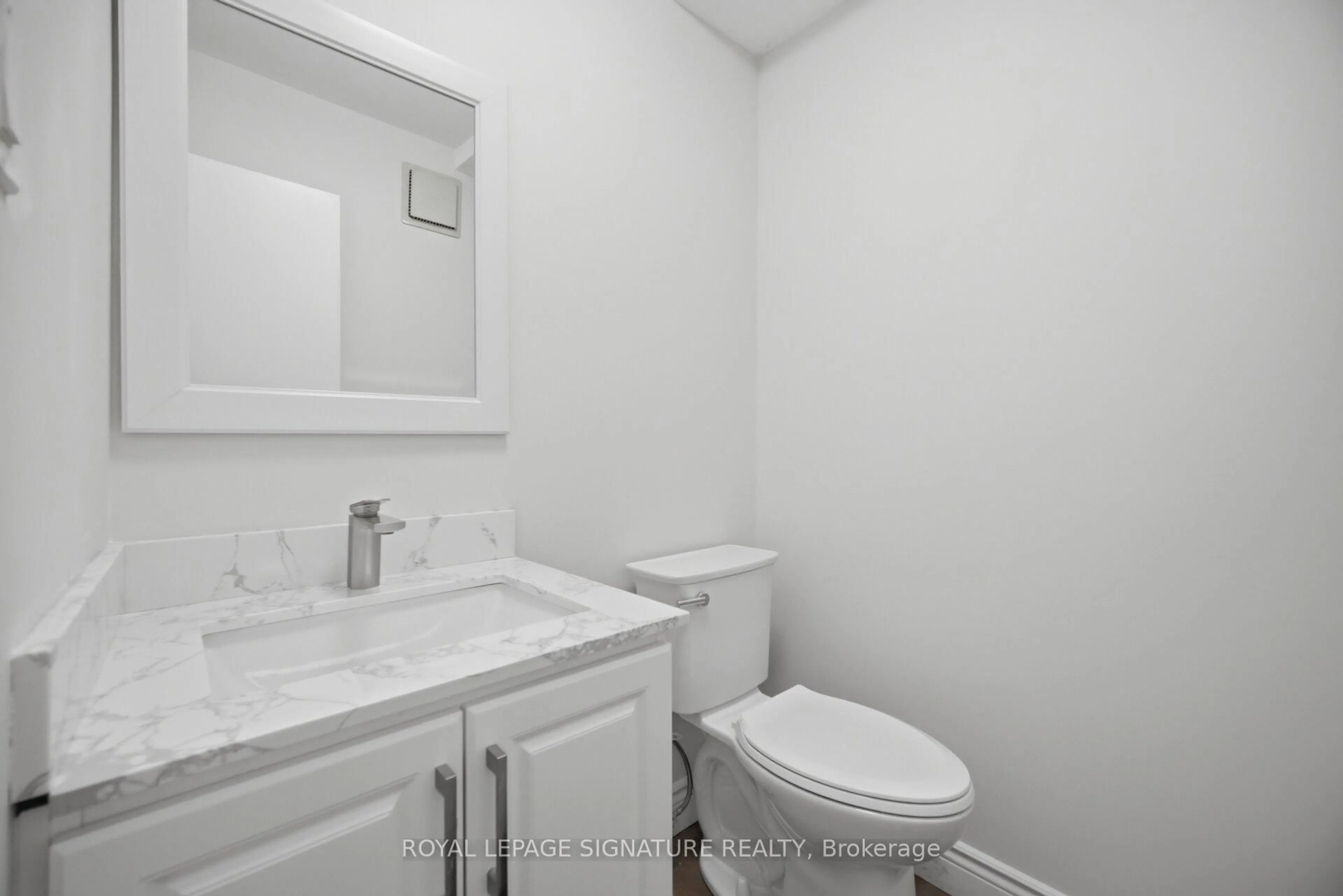 Standard bathroom, unknown for 7340 Copenhagen Rd #10, Mississauga Ontario L5N 2S5