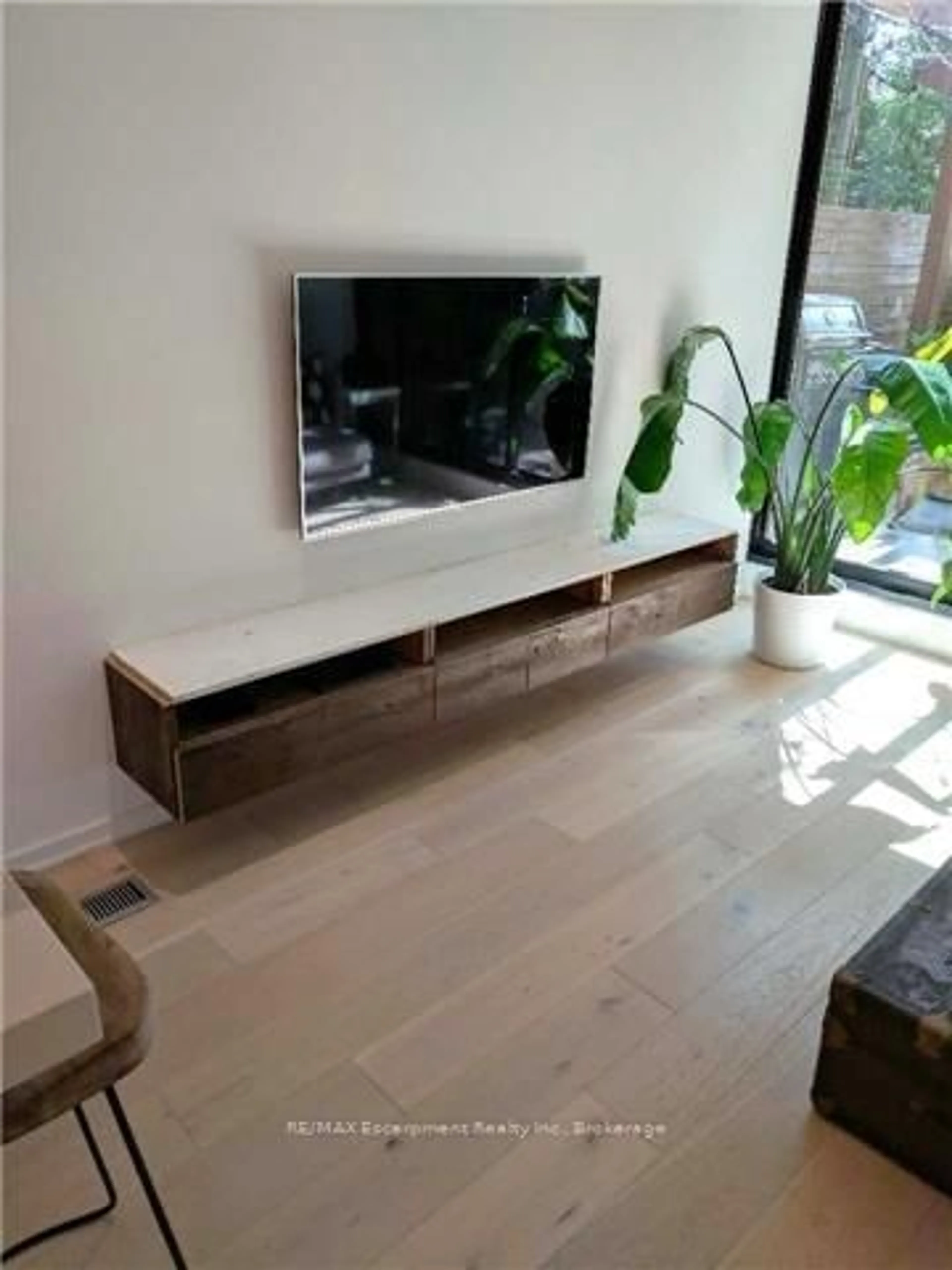 Home theater for 2557 Dundas St, Toronto Ontario M6P 1X6