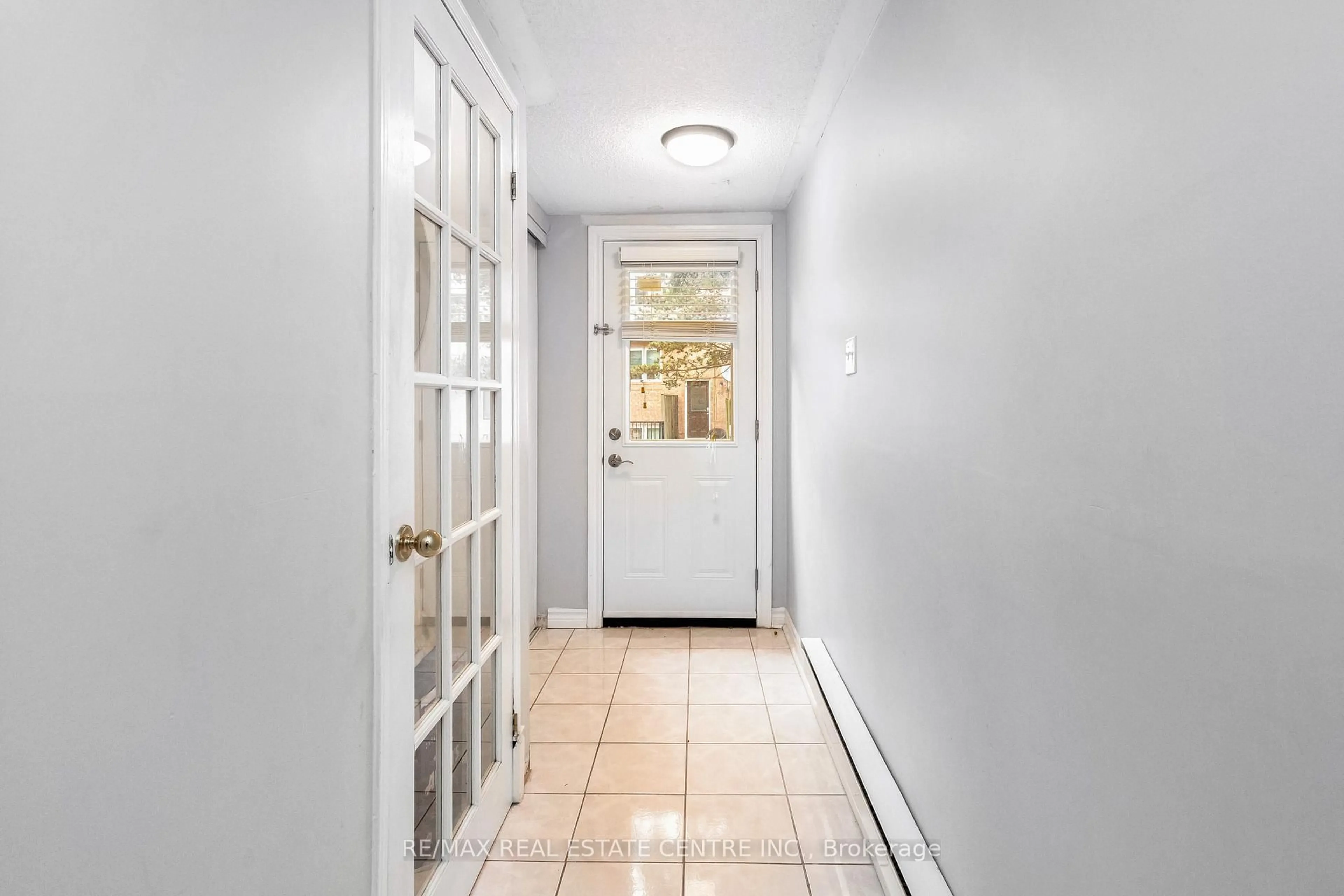 Indoor entryway for 45 Bristol Rd #68, Mississauga Ontario L4Z 3P5
