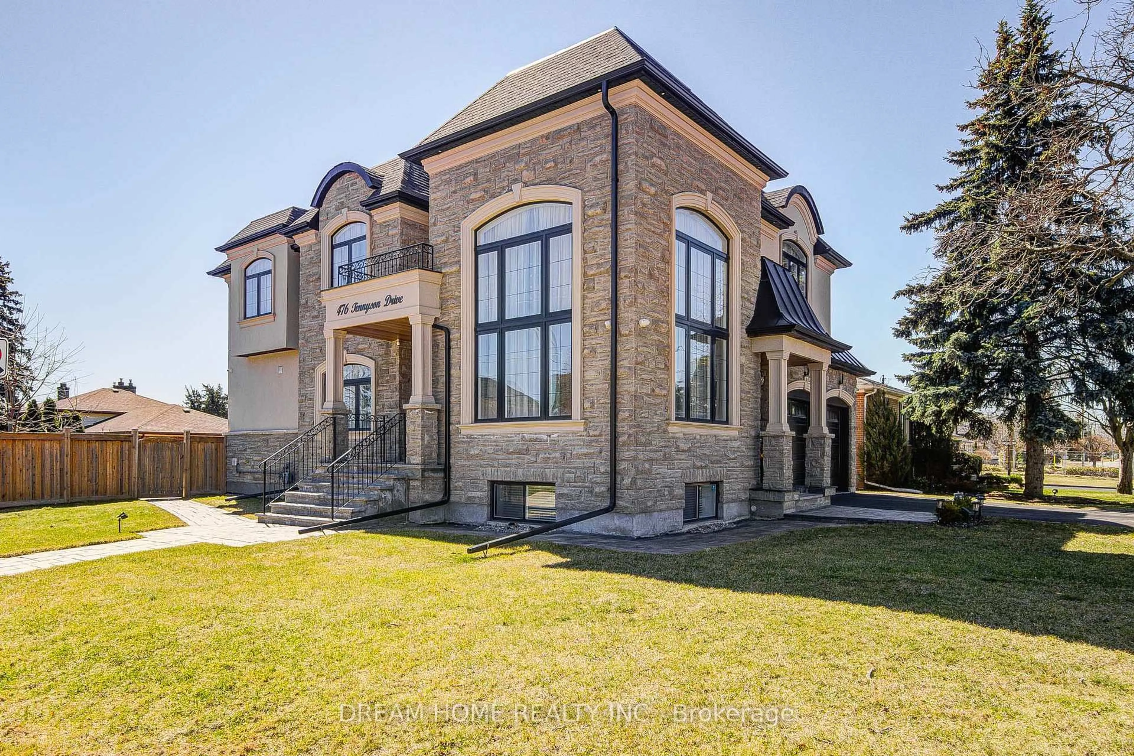 Home with brick exterior material, building for 476 TENNYSON Dr, Oakville Ontario L6L 3Z1