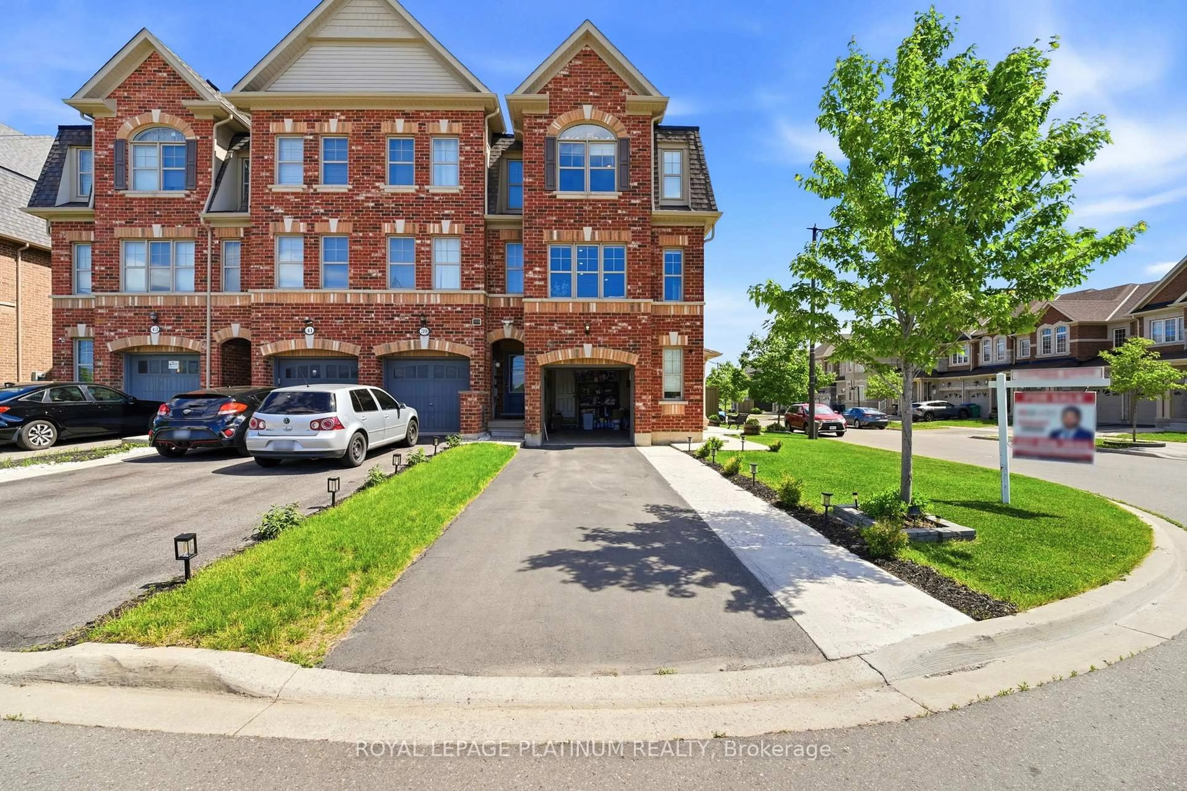 A pic from outside/outdoor area/front of a property/back of a property/a pic from drone, street for 37 Padbury Tr, Brampton Ontario L7A 4V2