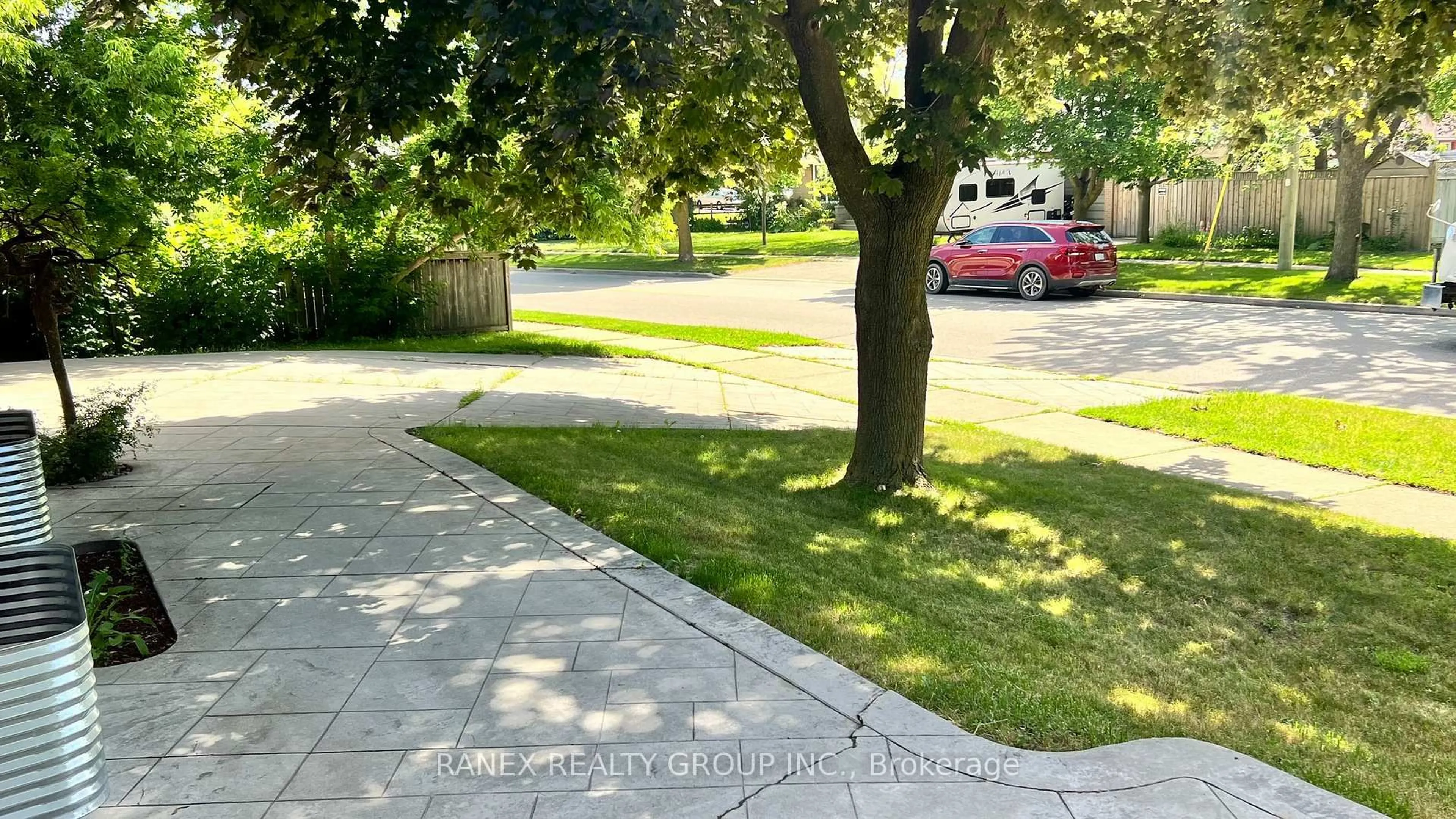 A pic from outside/outdoor area/front of a property/back of a property/a pic from drone, street for 76 Eldomar Ave, Brampton Ontario L6W 1R3