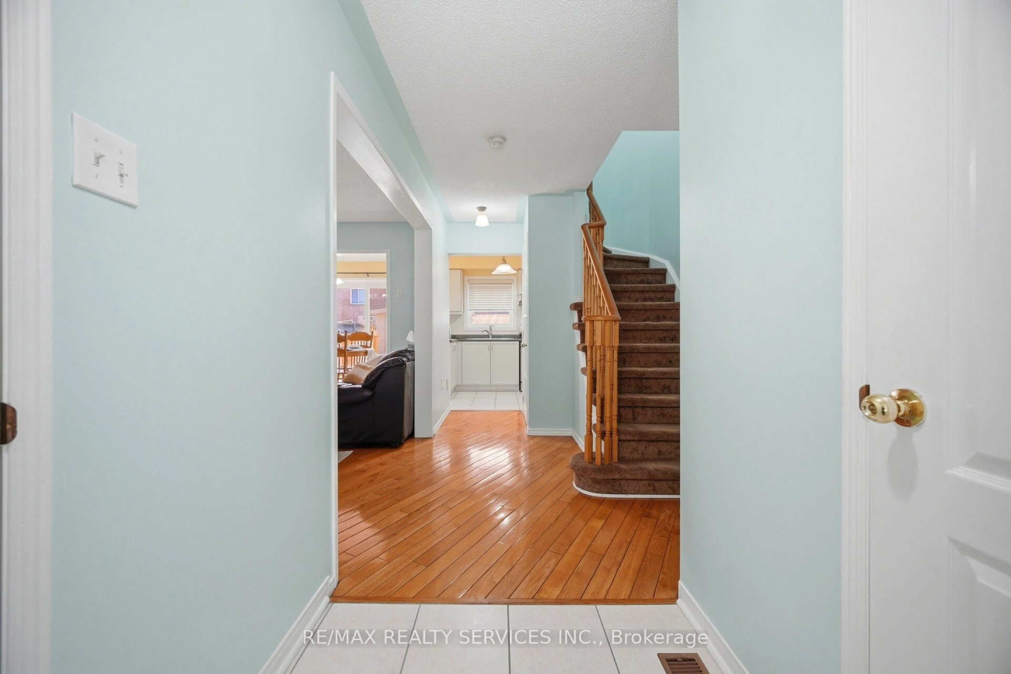 Indoor foyer for 31 Larkspur Rd, Brampton Ontario L6R 1W8