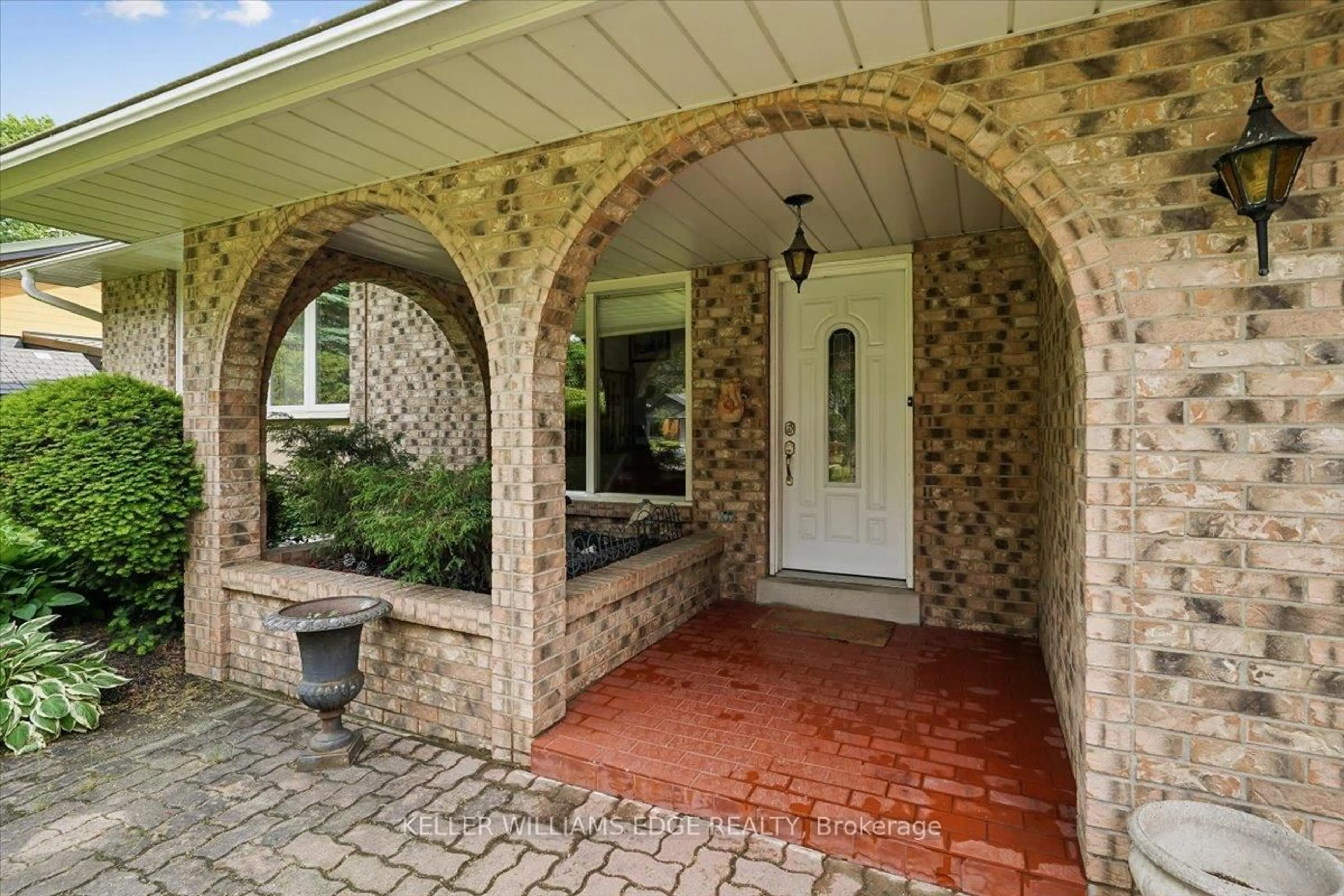Indoor entryway for 2218 Stillmeadow Rd, Mississauga Ontario L5B 1X4