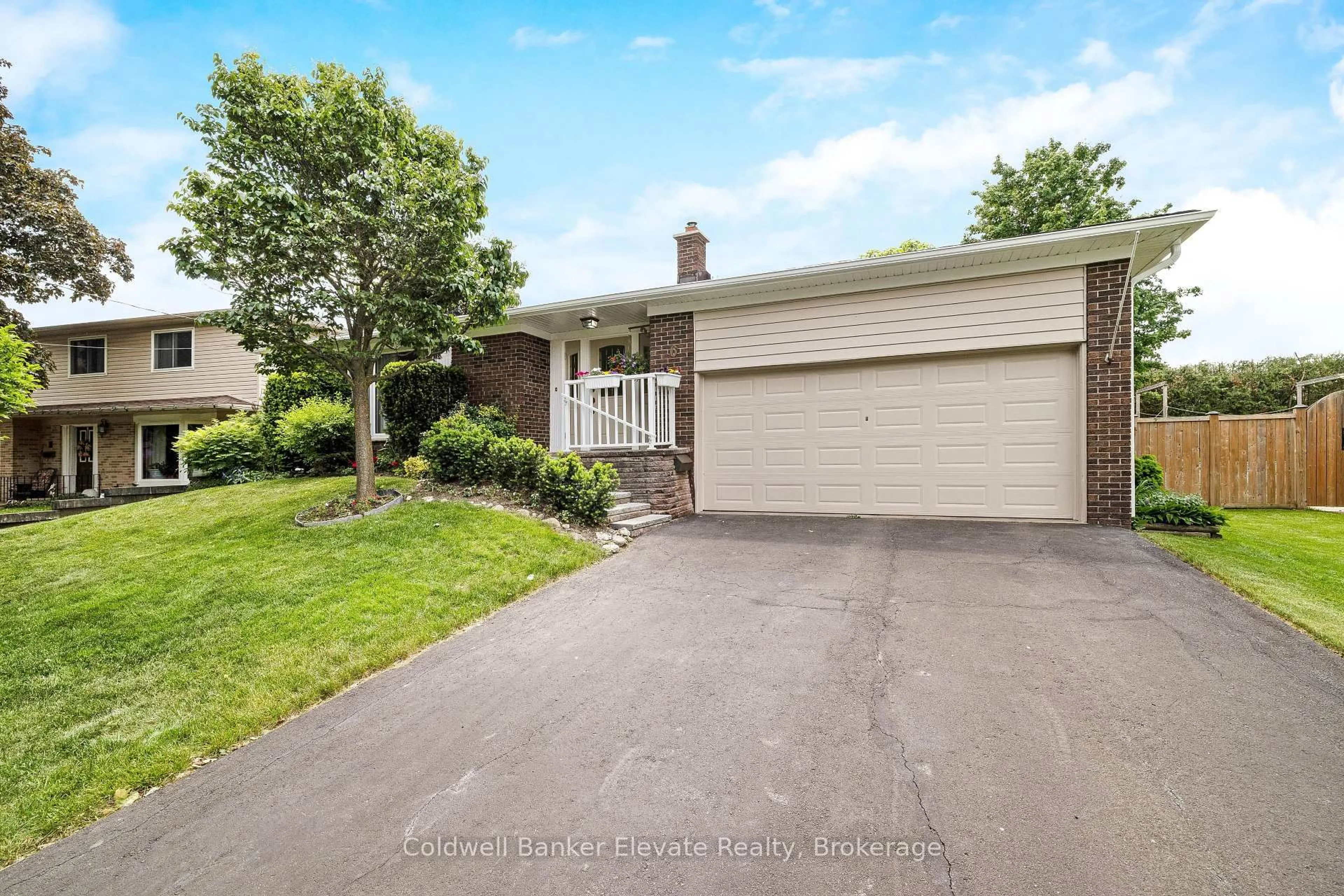 A pic from outside/outdoor area/front of a property/back of a property/a pic from drone, street for 6 Metcalfe Crt, Halton Hills Ontario L7G 4N6